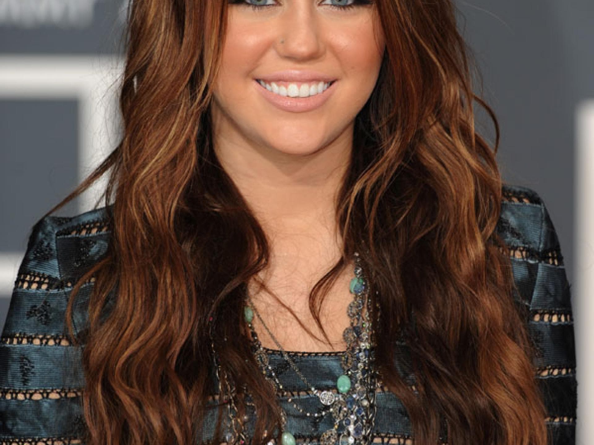 Miley Cyrus mit rotbrauner Mähne