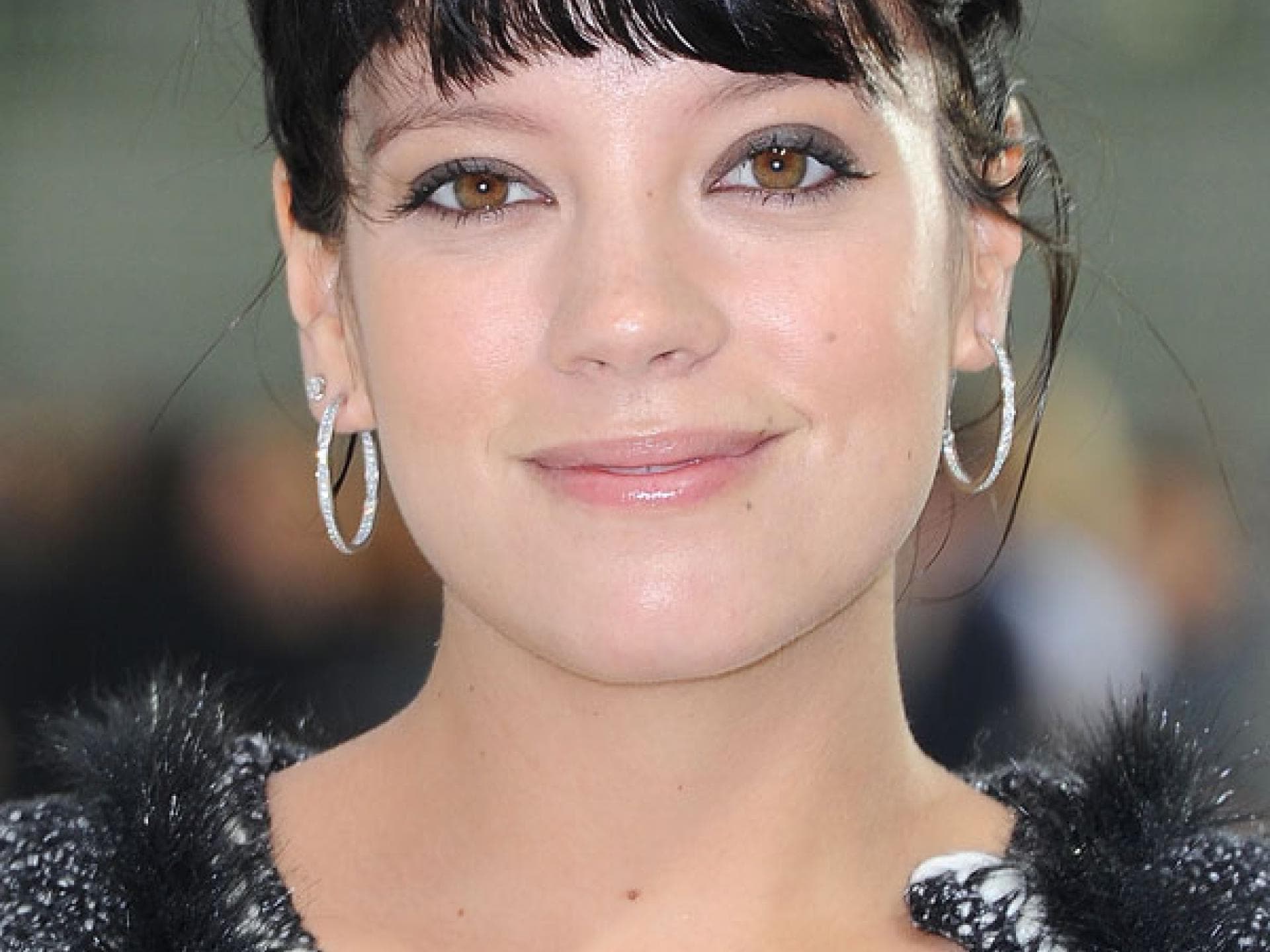 Lily Allen dunkelhaarig