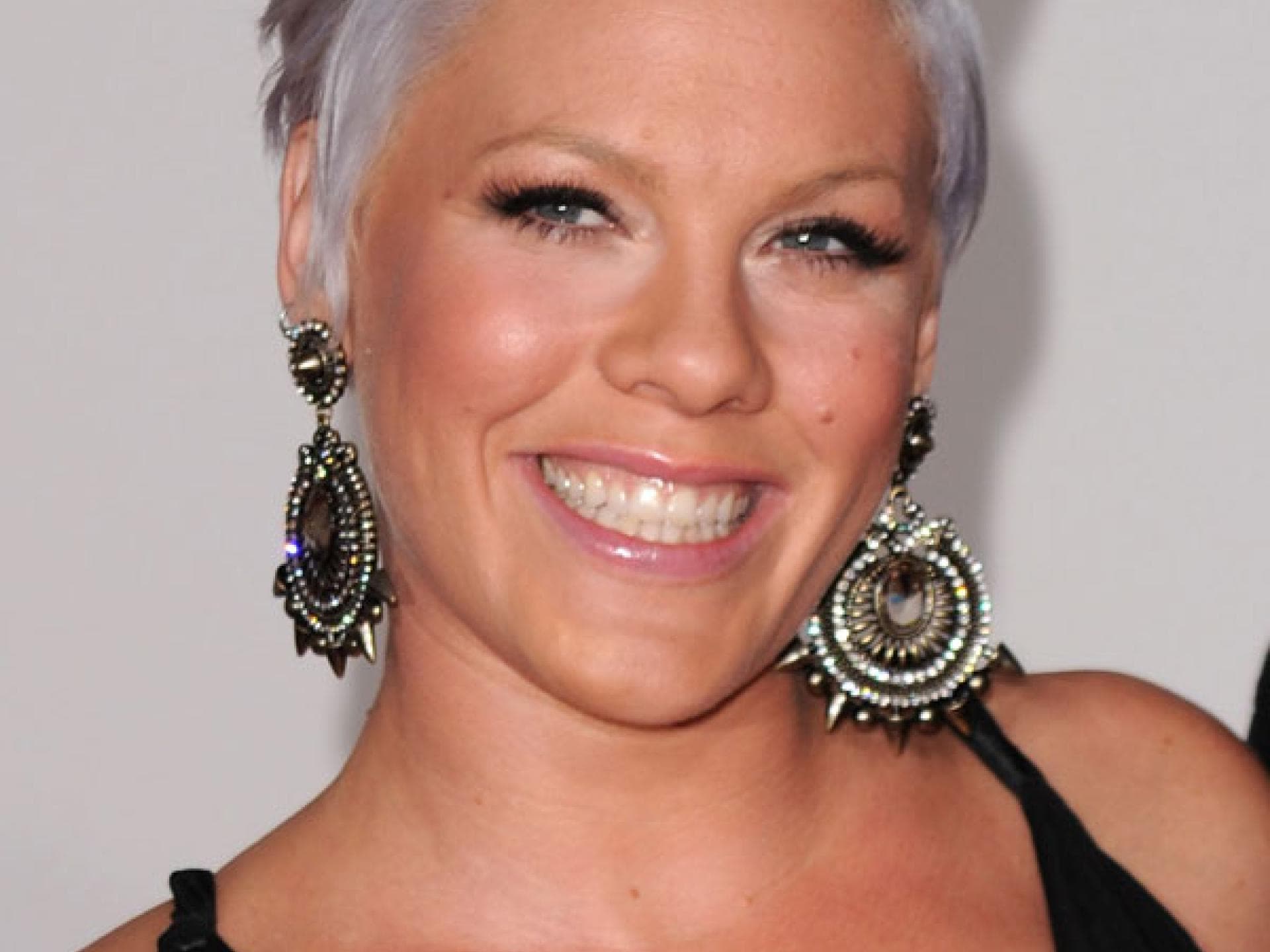 Pink mit silberblonden Haaren Pink mit silberblonden Haaren