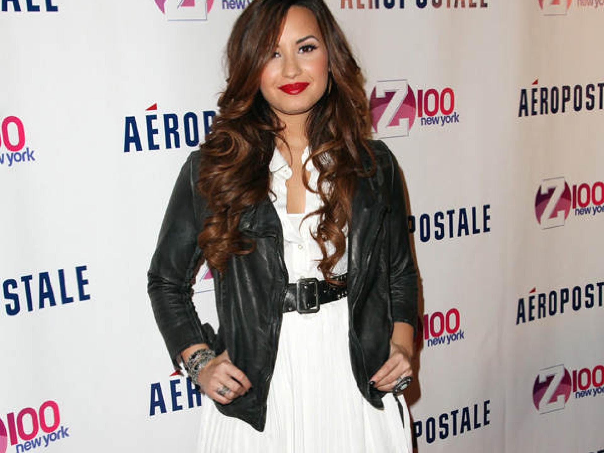 Demi Lovato im weißen Kleid Demi Lovato im weißen Kleid