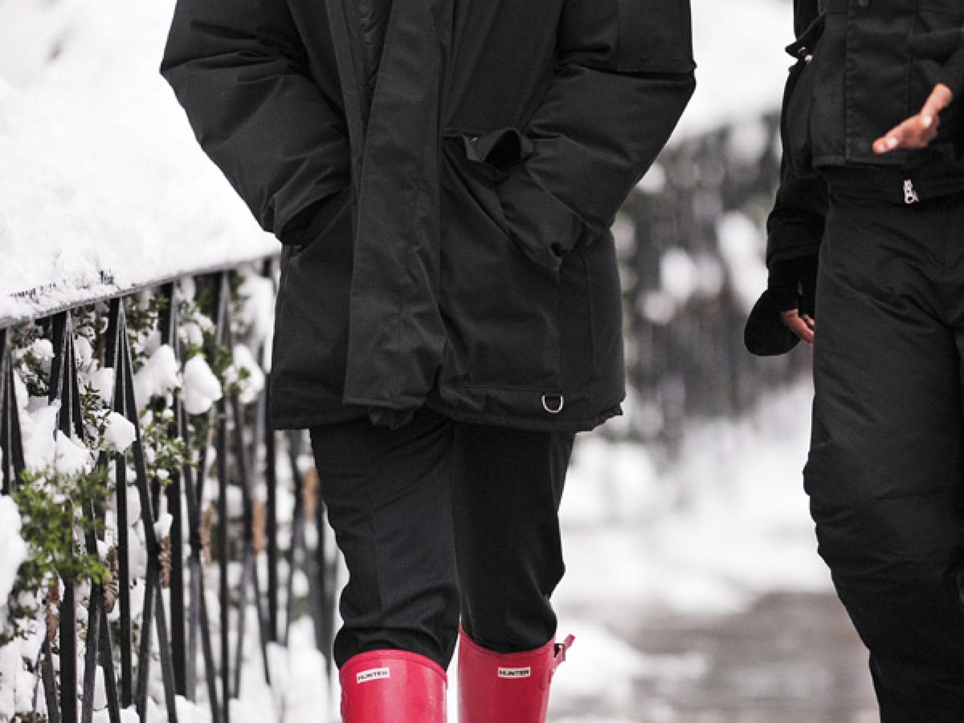 Ed Westwick mit pinken Gummistiefeln Ed Westwick mit pinken Gummistiefeln