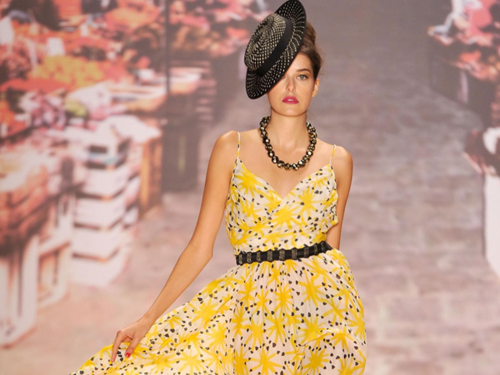 Marie Nasemann im gelben Kleid