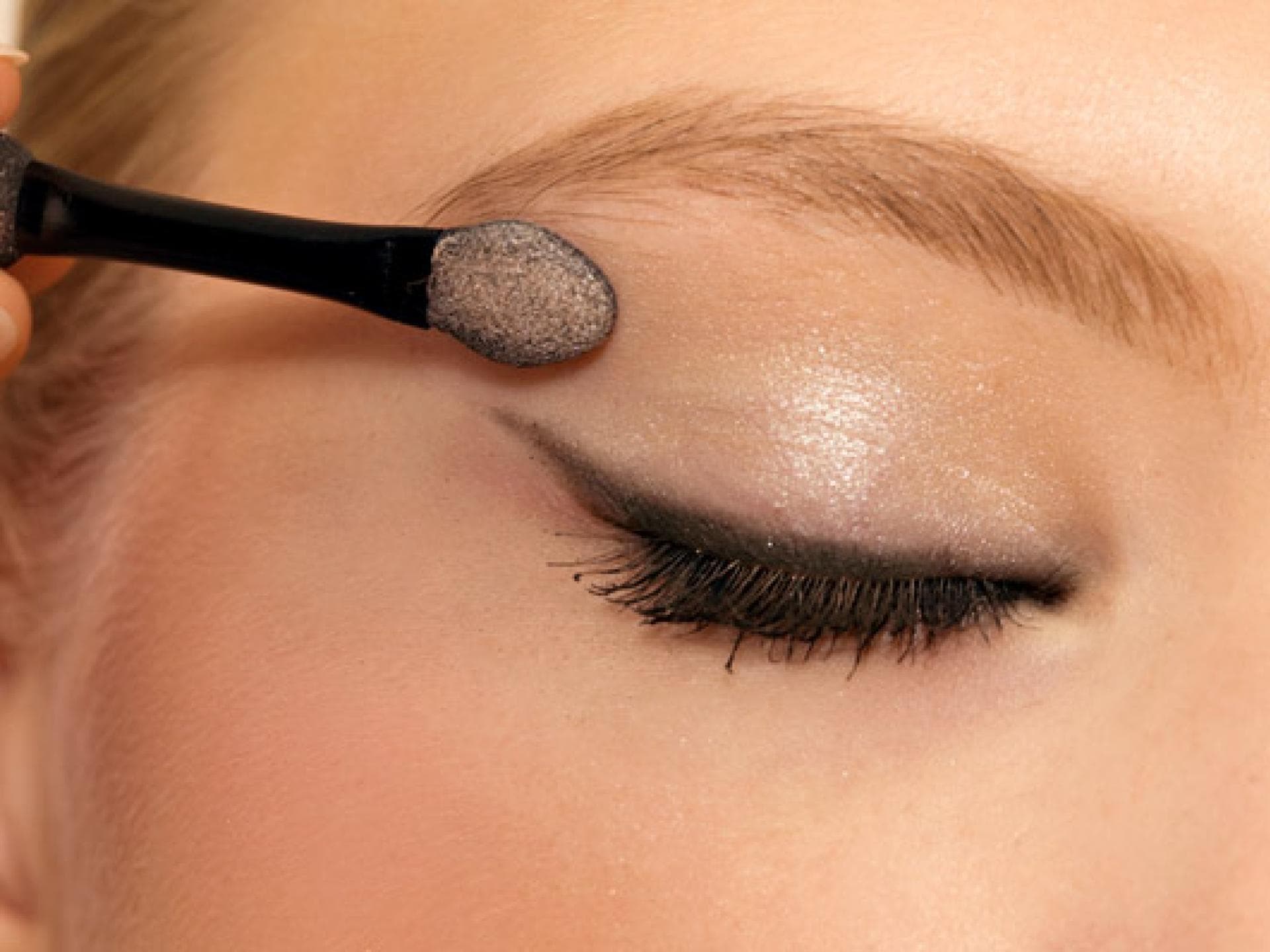 Lidschatten mit einem Applikator auftragen Lidschatten mit einem Applikator auftragen