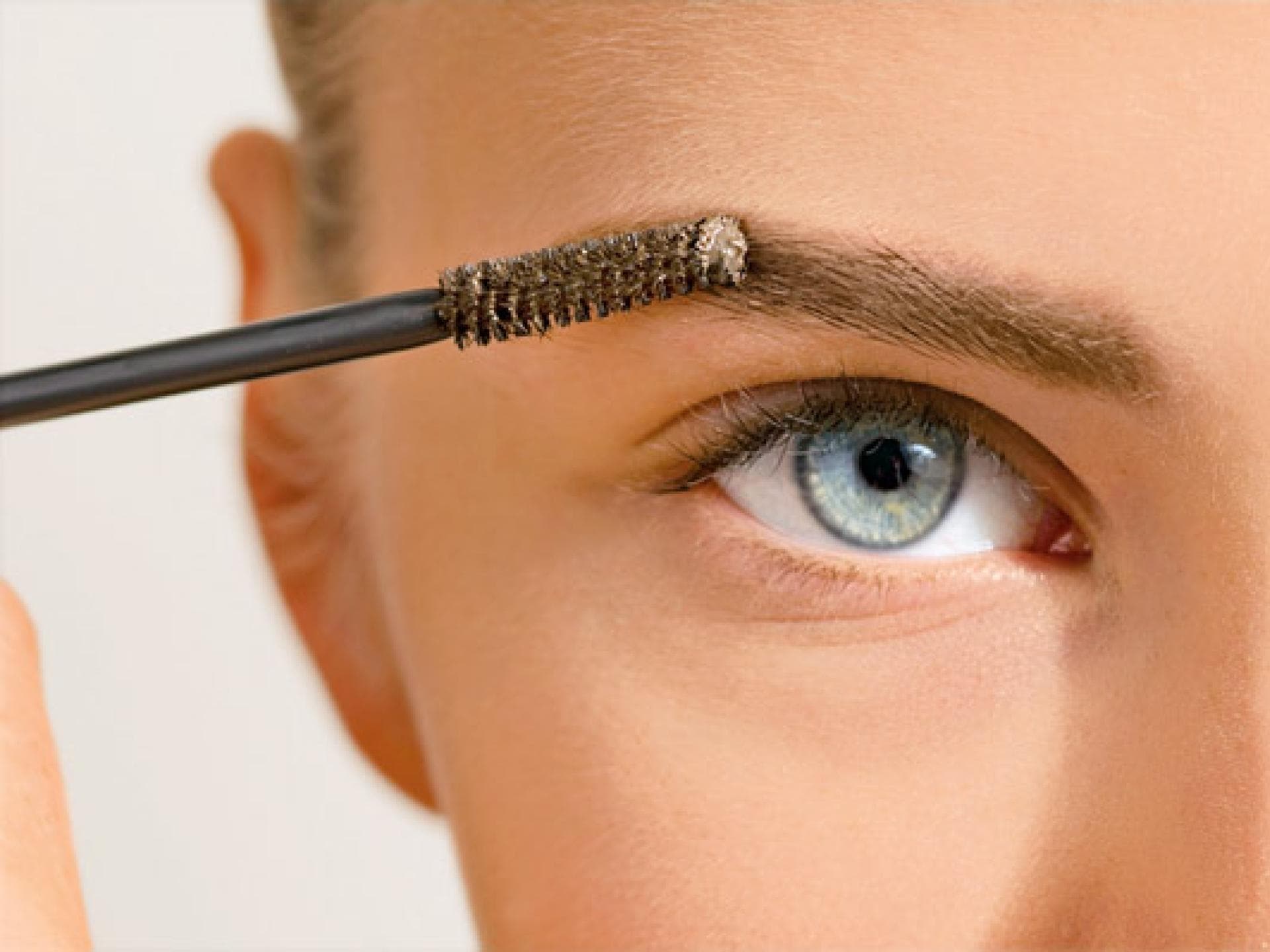 Augenbrauen mit dem Brauenstyler formen