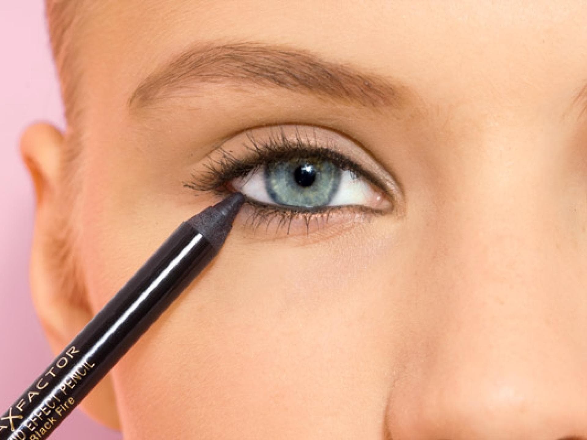 Schminken mit schwarzem Kajal Schminken mit schwarzem Kajal