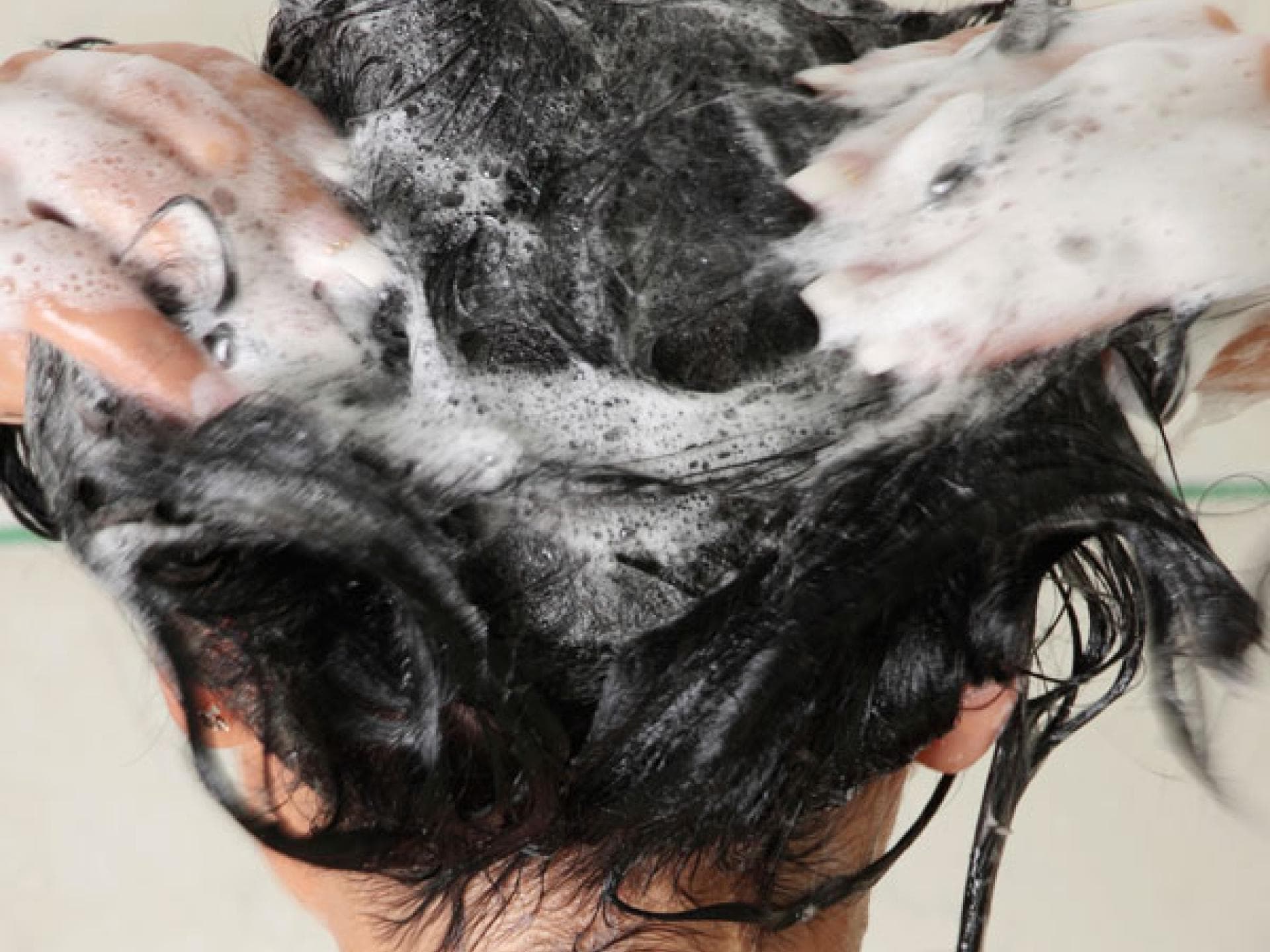Haare waschen bei fettigen Haaren