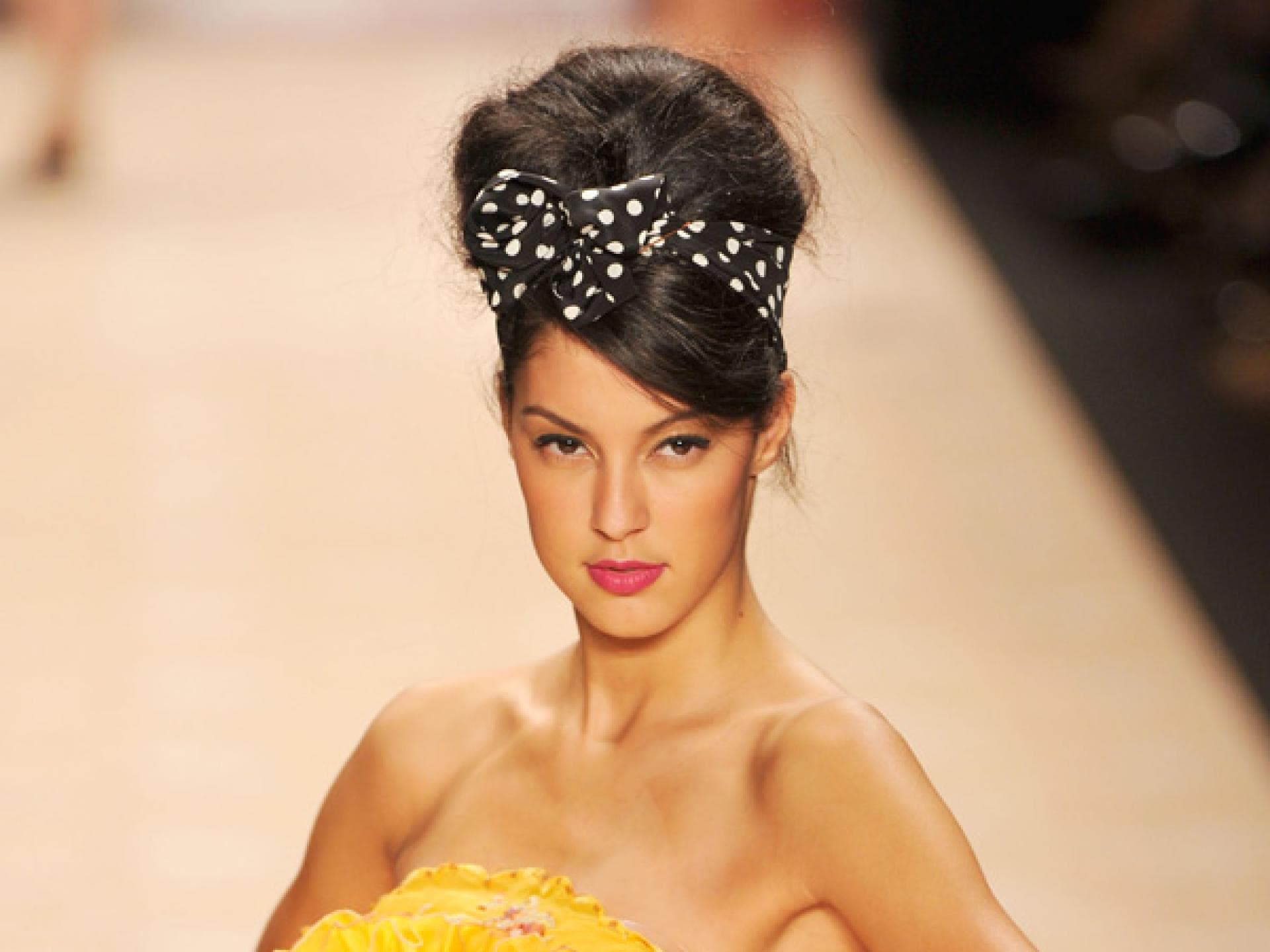 Rebecca Mir bei Lena Hoschek