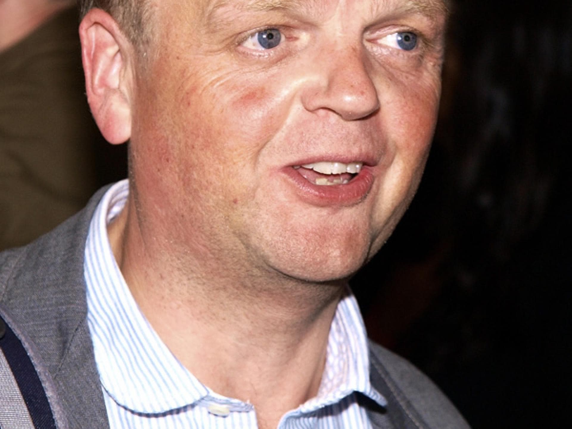Toby Jones spielt den Ansager