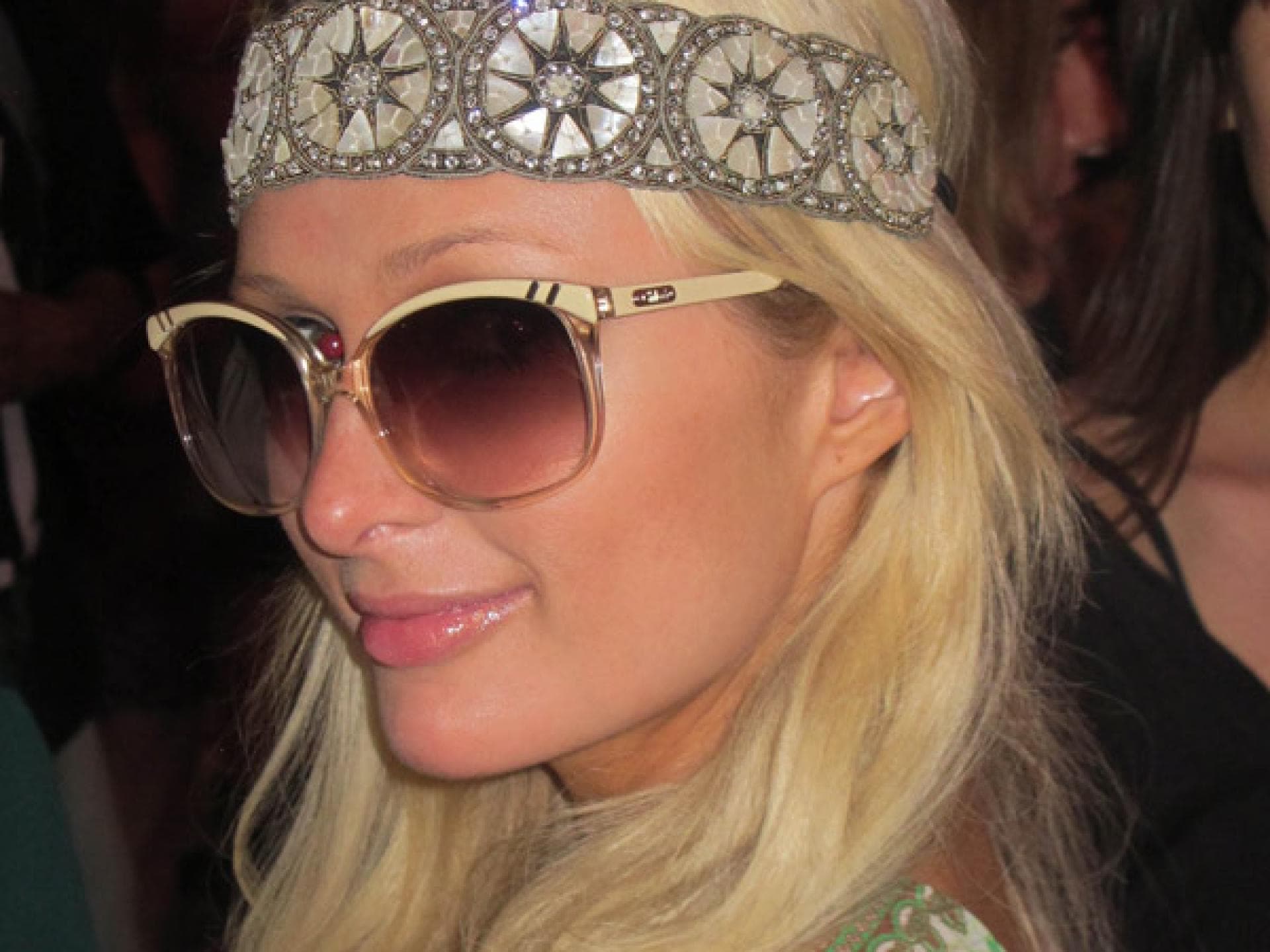 Paris Hilton mit Perlmutt-Haarband Paris Hilton mit Perlmutt-Haarband