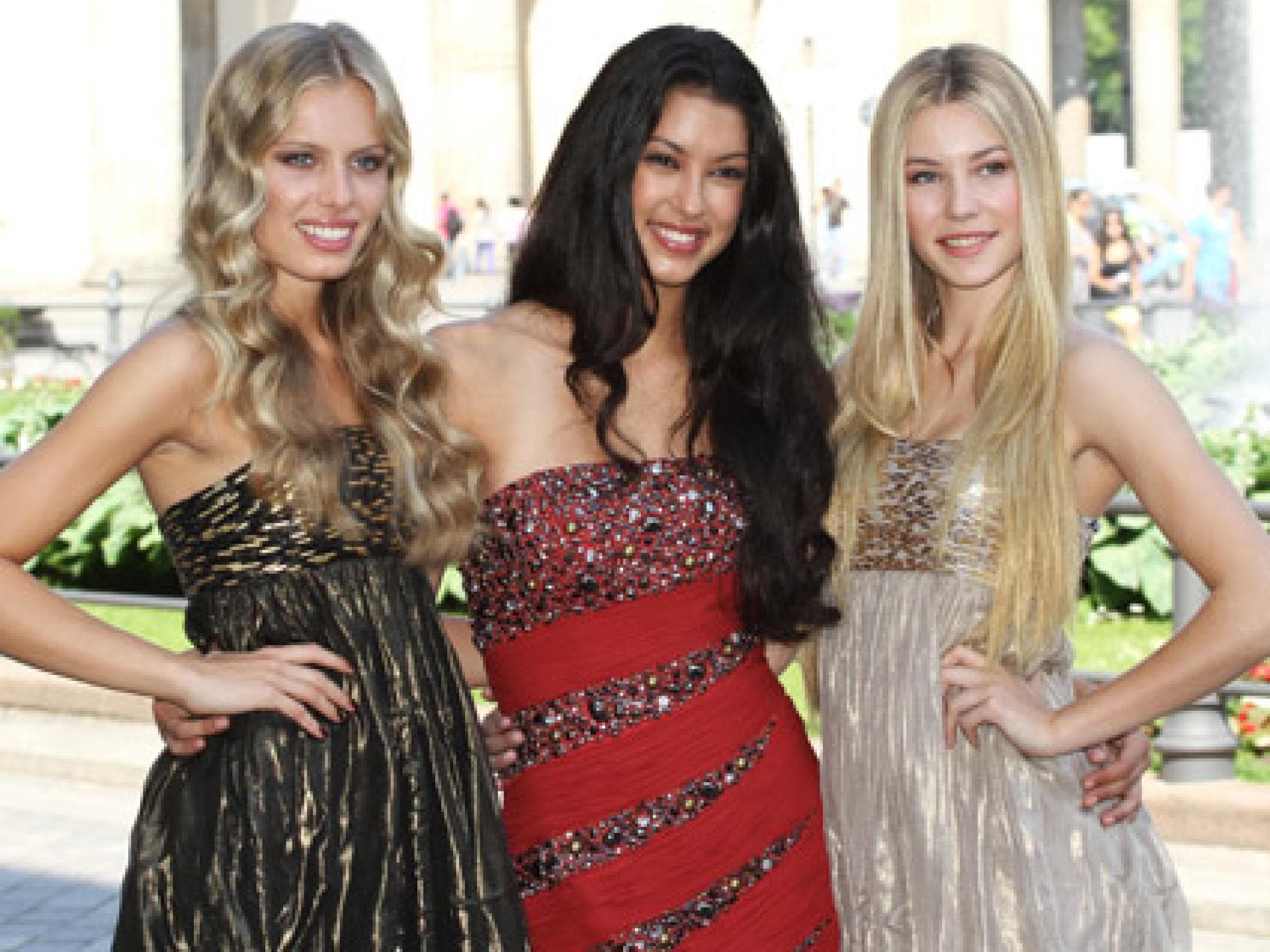 Jana, Rebecca und Amelie vor dem Brandenburger Tor