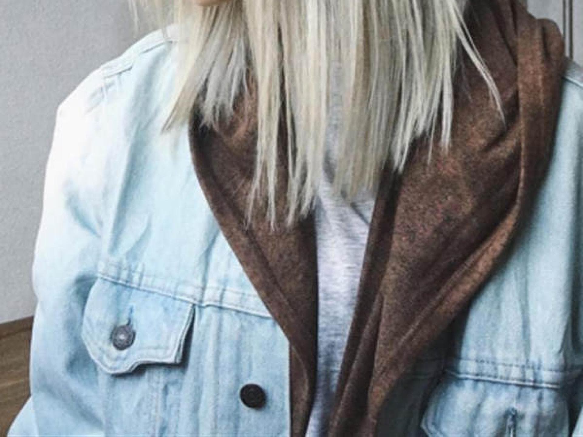 Melina hat platinblonde Haare