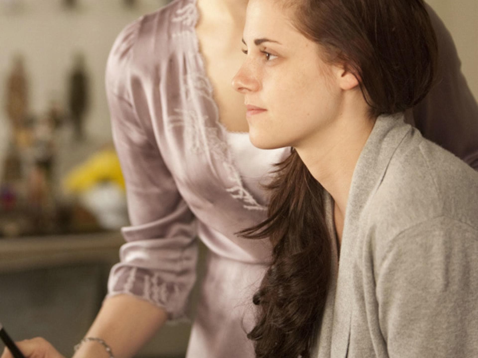 Alice schminkt Bella für die Hochzeit