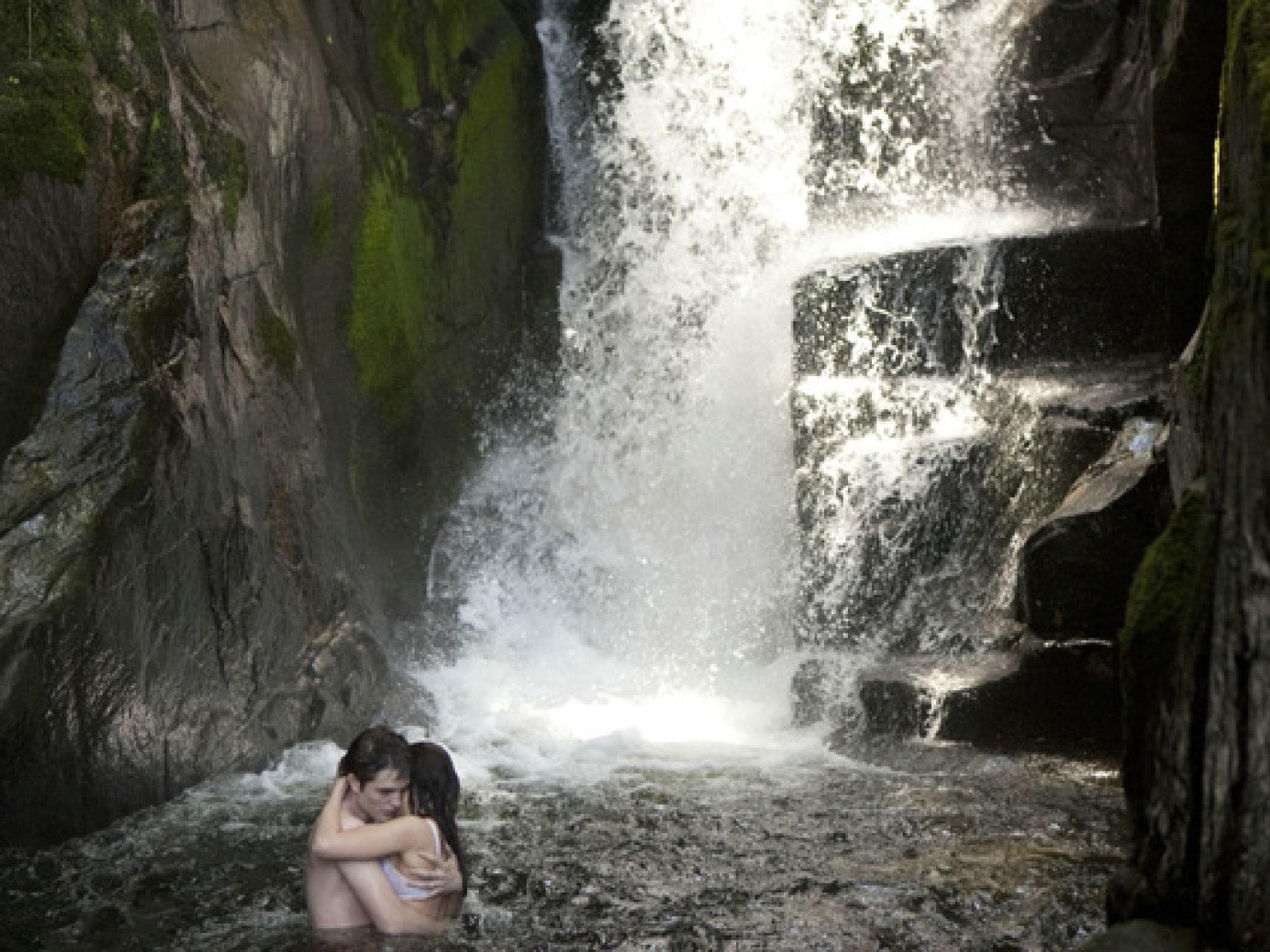 Bella und Edward am Wasserfall