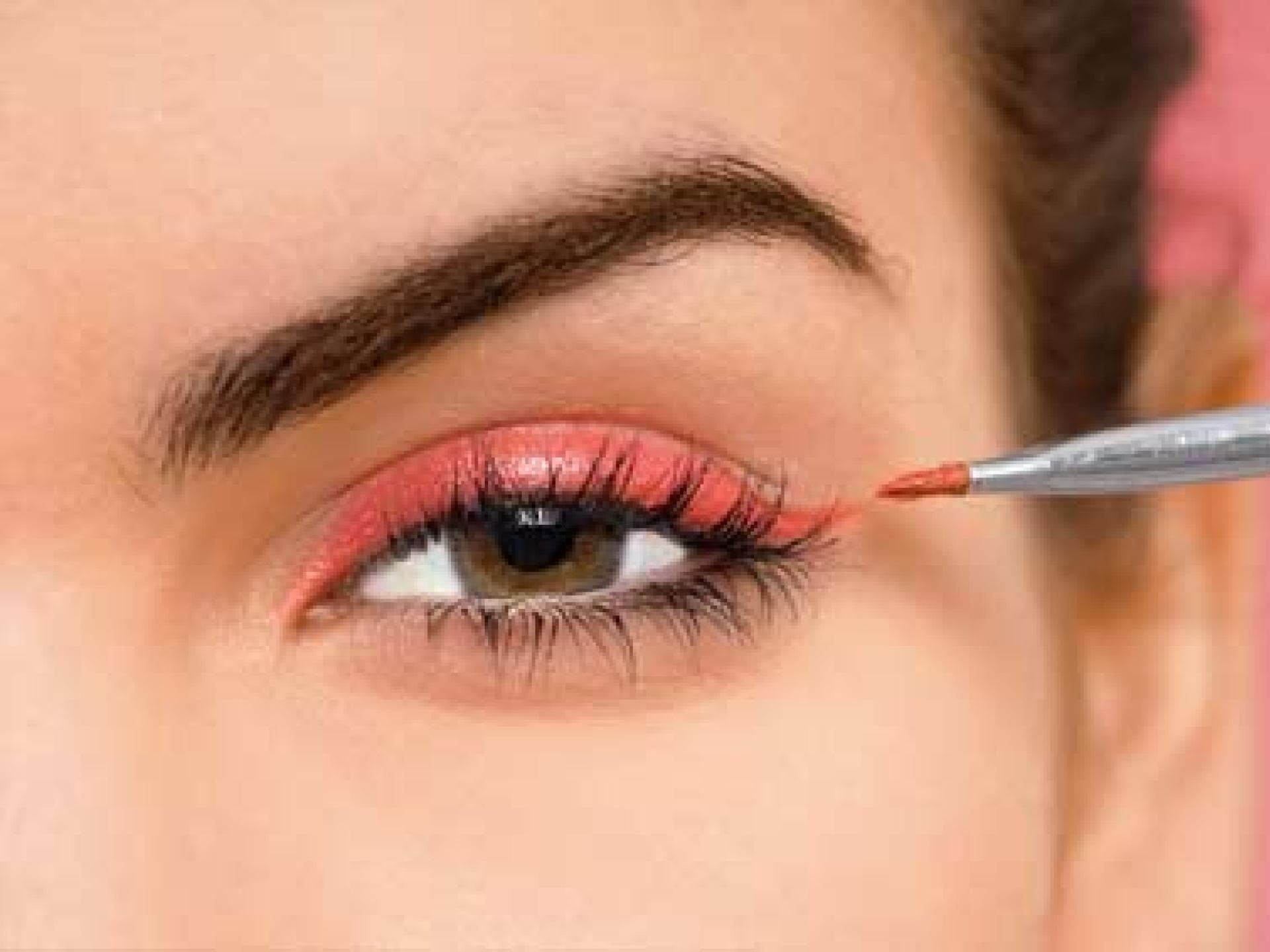 Lidstrich ziehen mit Lippenstift-Farbe Lidstrich ziehen mit Lippenstift-Farbe