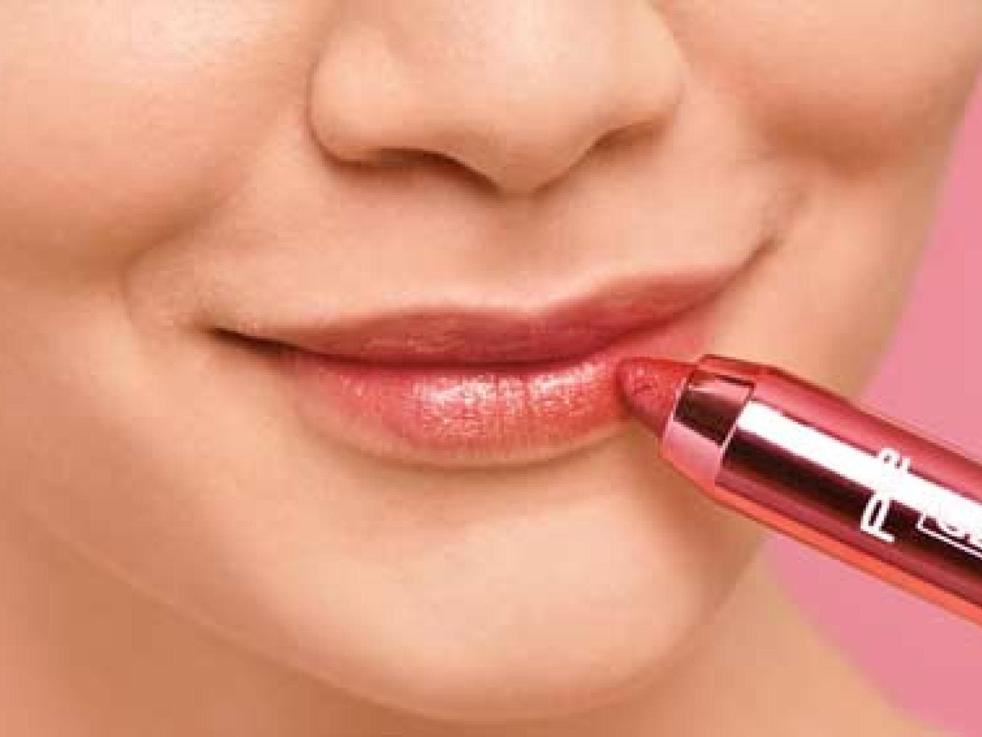 Lippen mit Lip-Pen ausmalen Lippen mit Lip-Pen ausmalen