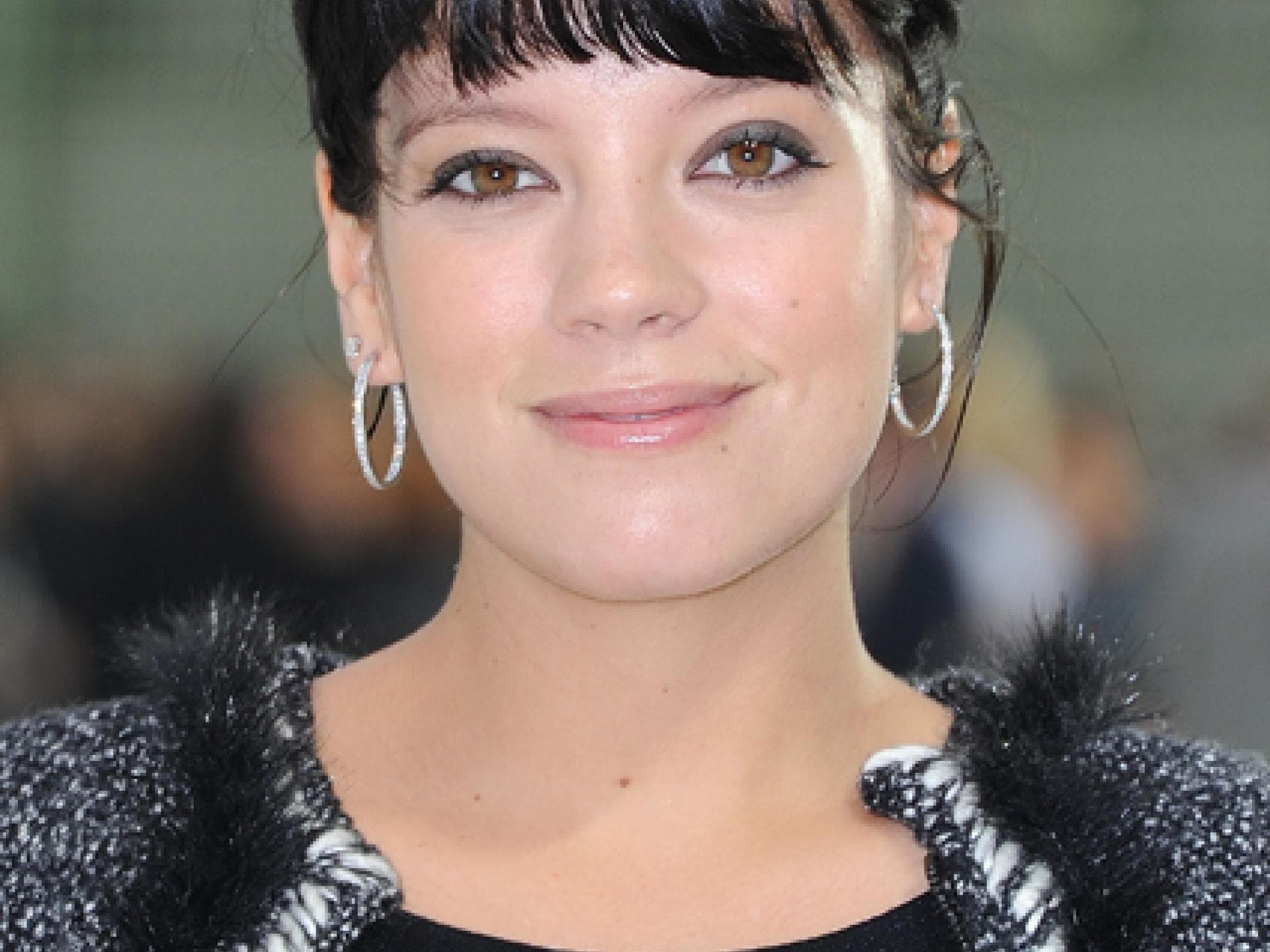 Lily Allen mit kurzem Pony