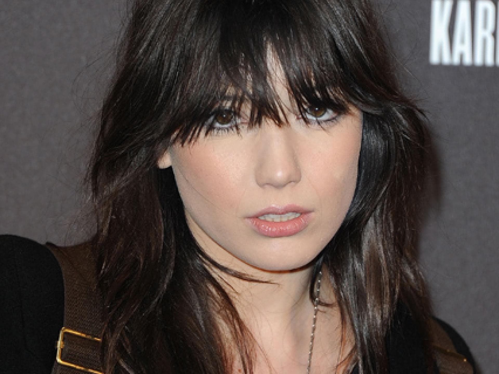 Daisy Lowe mit fransigem Pony