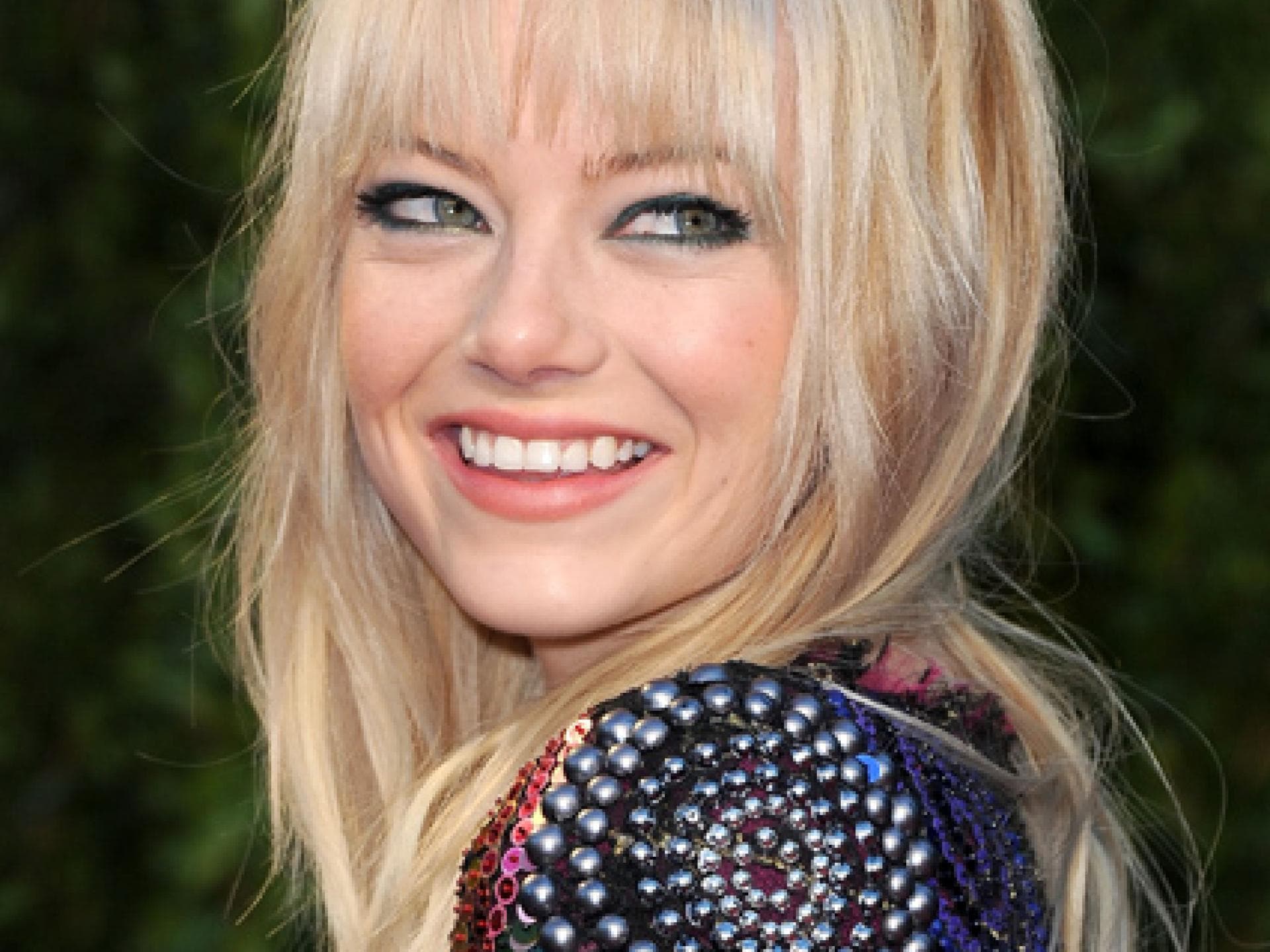 Emma Stone mit blondem Fransenpony