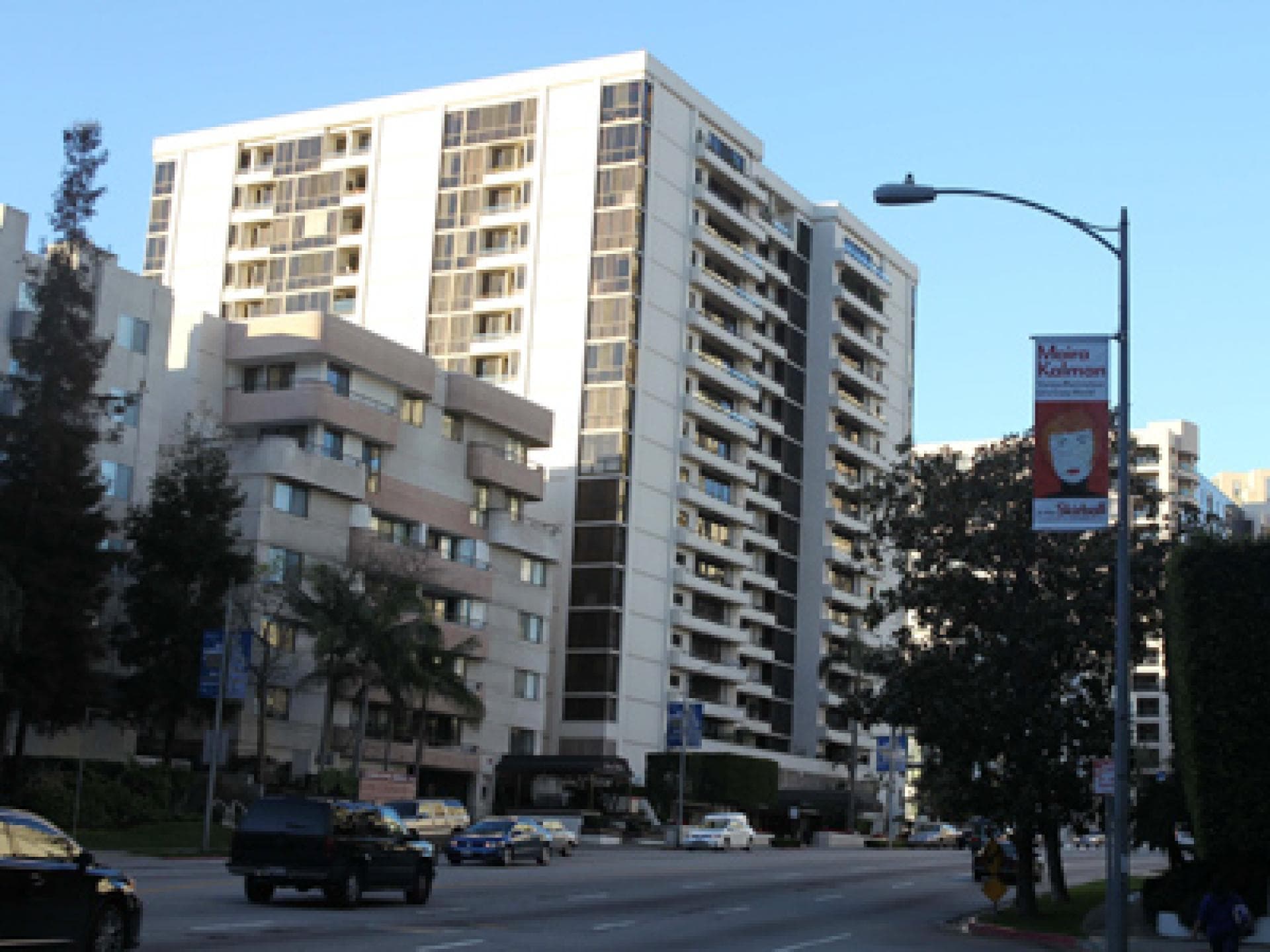 Von außen ein hässlicher Bunker... Von außen ein hässlicher Bunker...