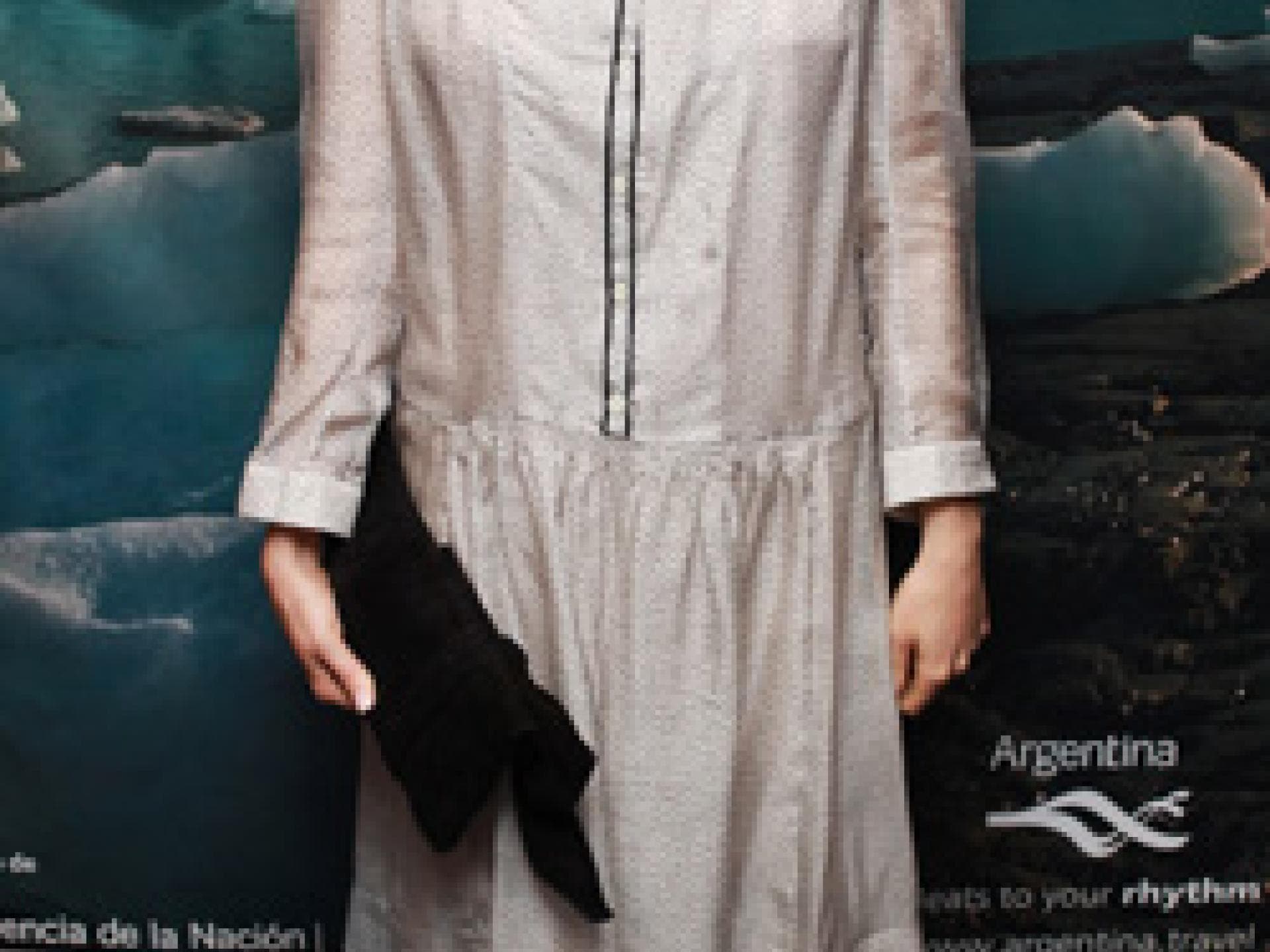 Duffy im unförmigen Kleid