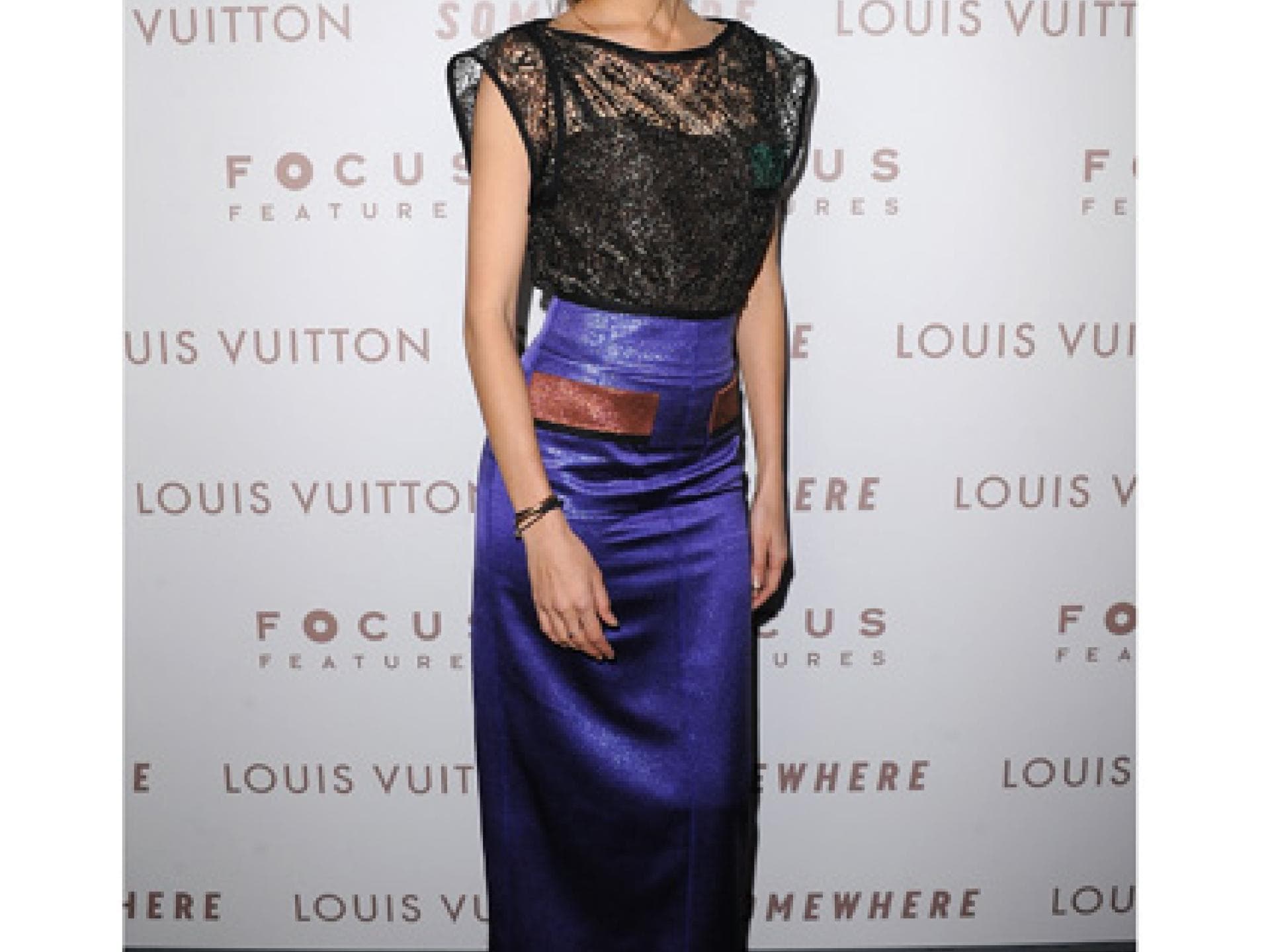 Isabel Lucas im engen Rock