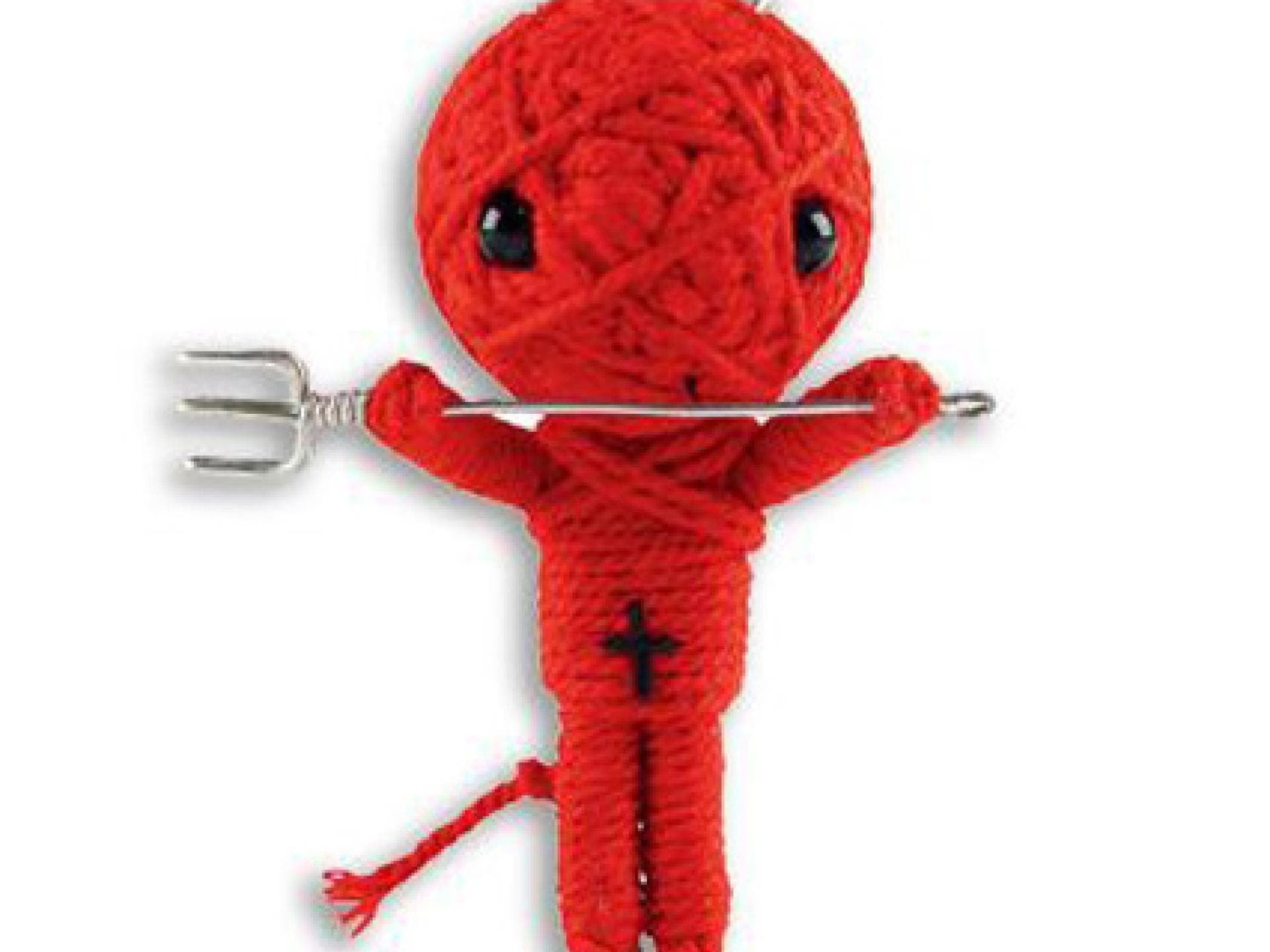 Knallrote Voodoo-Puppe