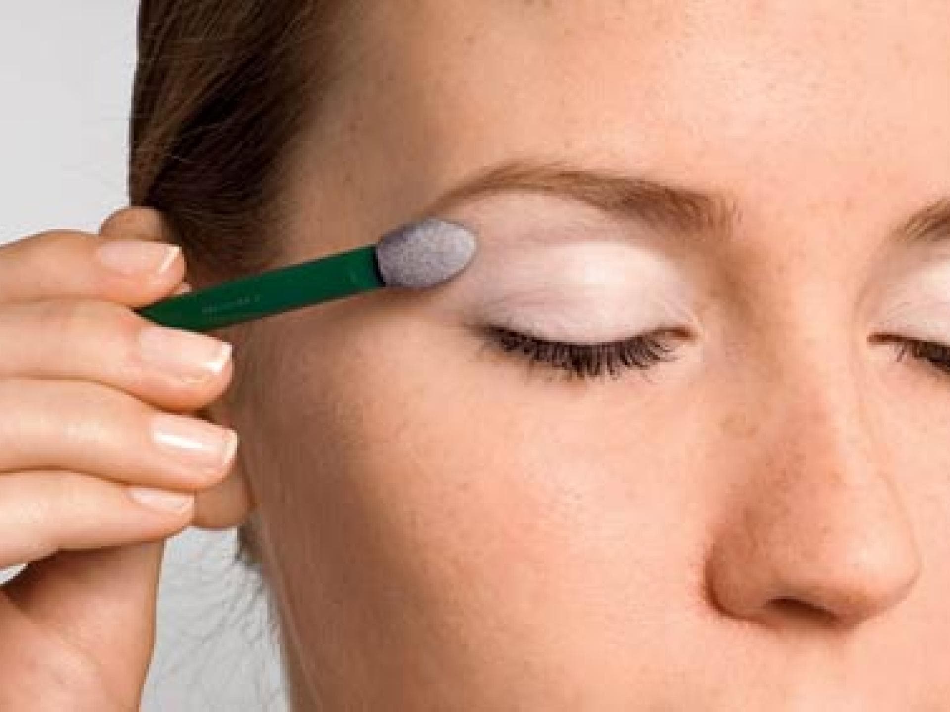 1. Silbergrauen Lidschatten verwenden