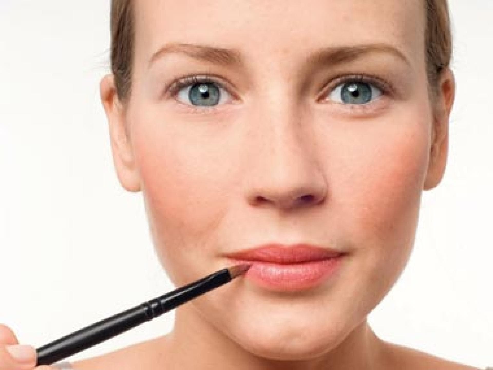 3. Rosa Lippenstift auftragen