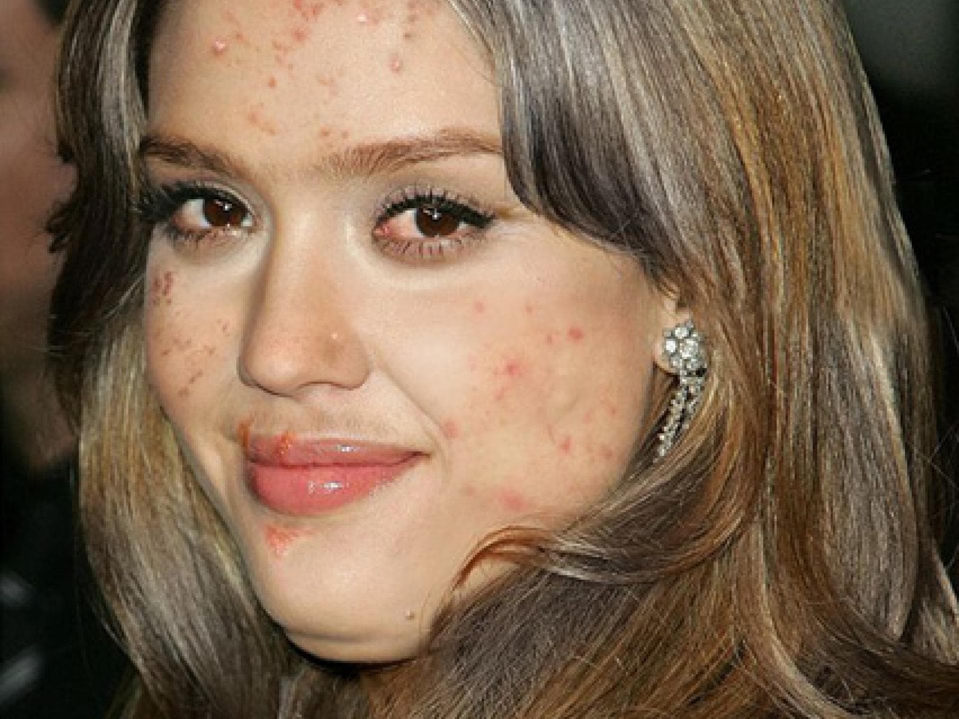 Jessica Alba mit Damenbart