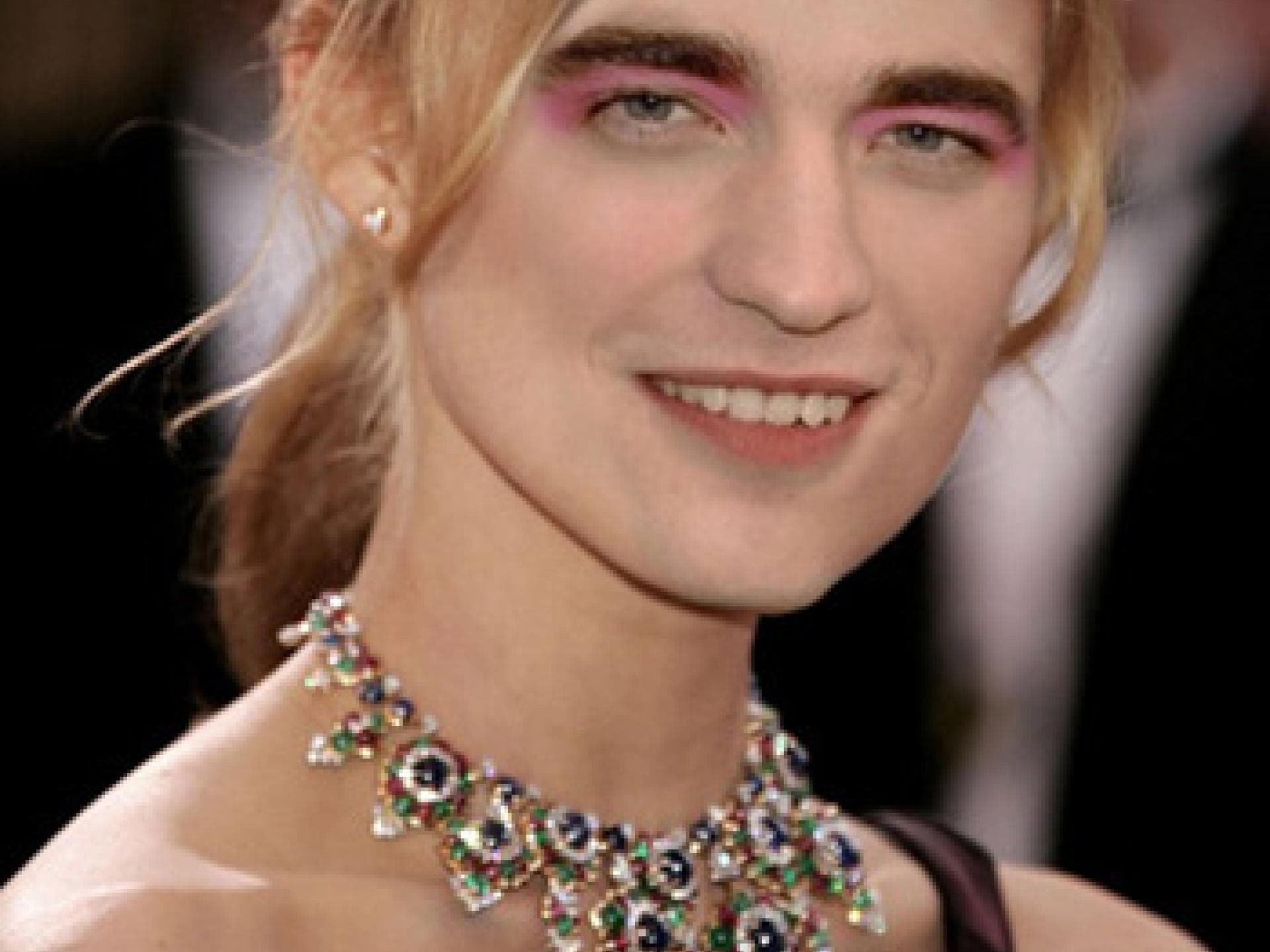 Robert Pattinson als Frau