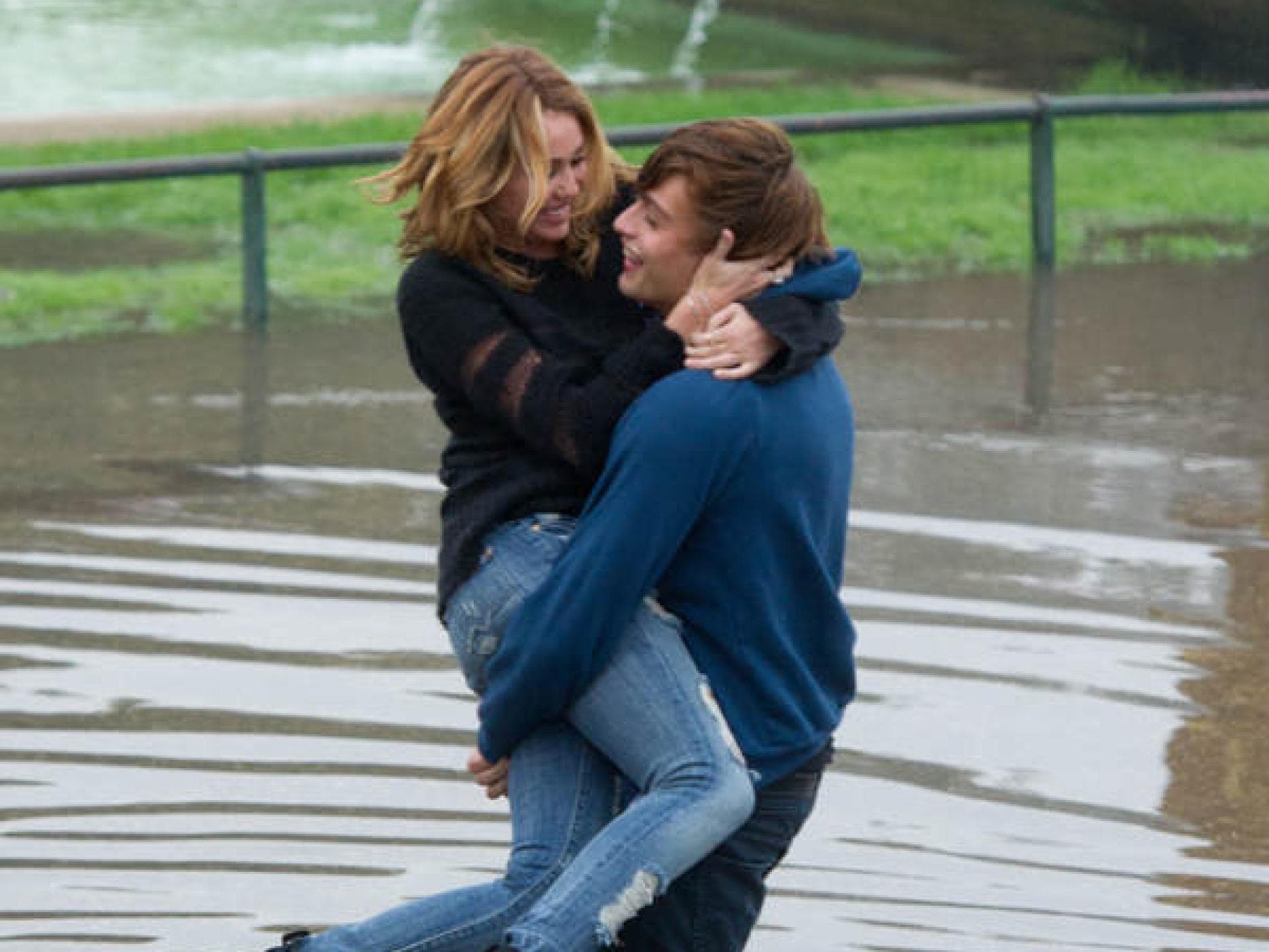 Miley und Douglas am Brunnen