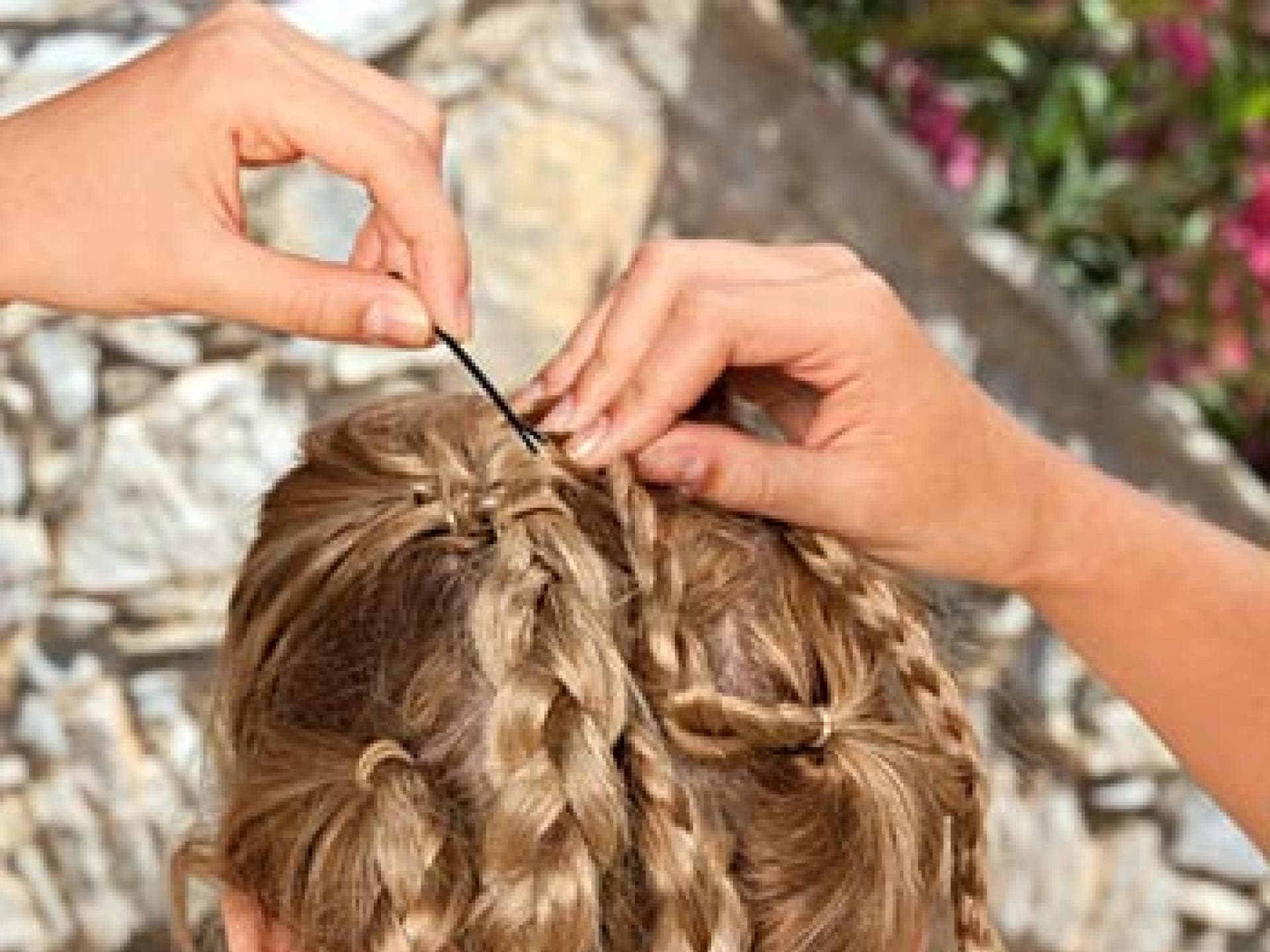 Flechtknoten mit kleinen Zöpfen Flechtknoten mit kleinen Zöpfen