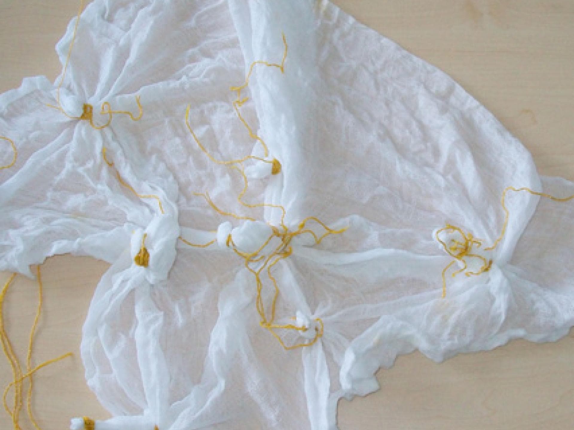 Batikschal: Tuch anfeuchten