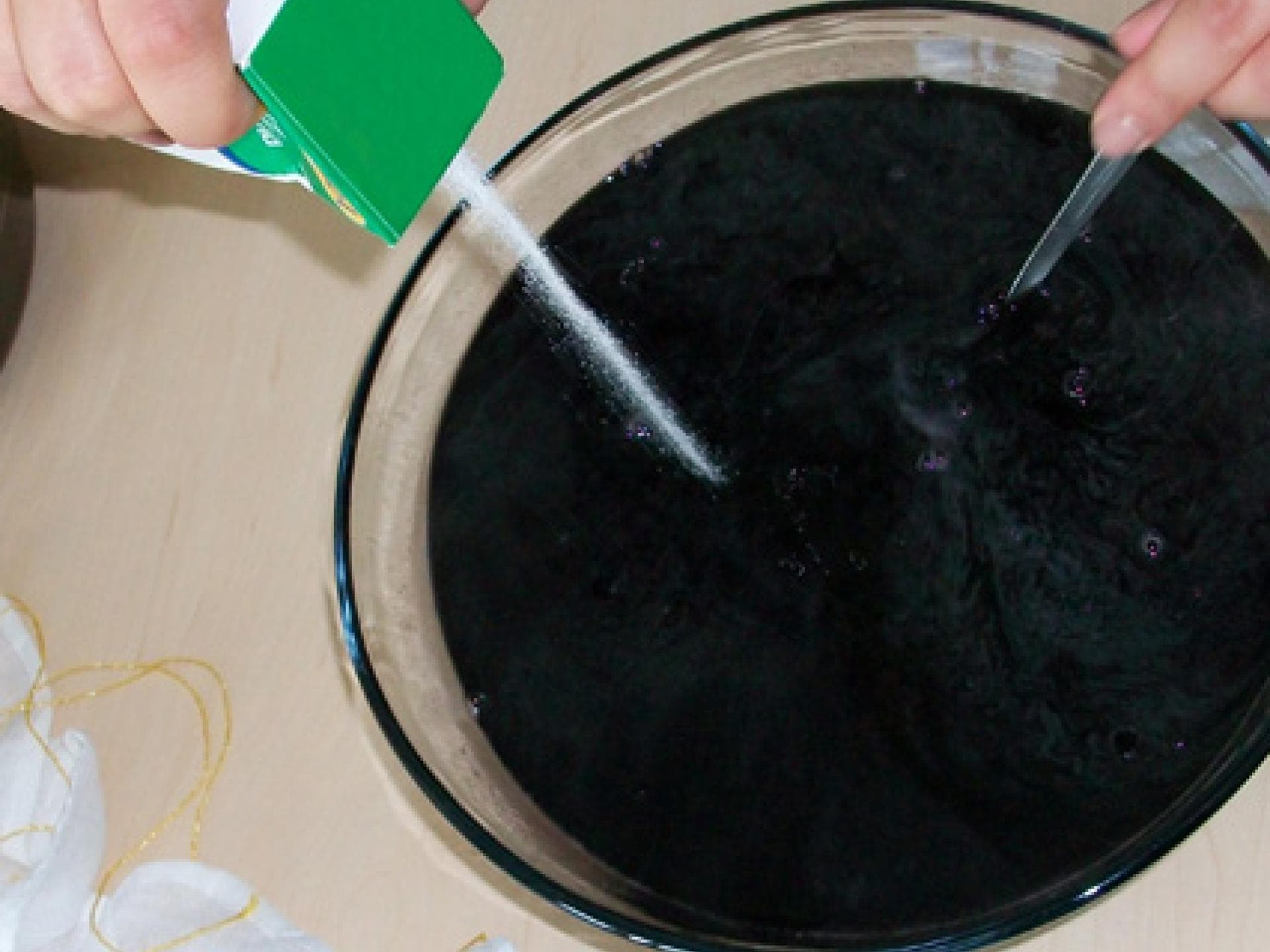 Batikschal: Salz einrühren