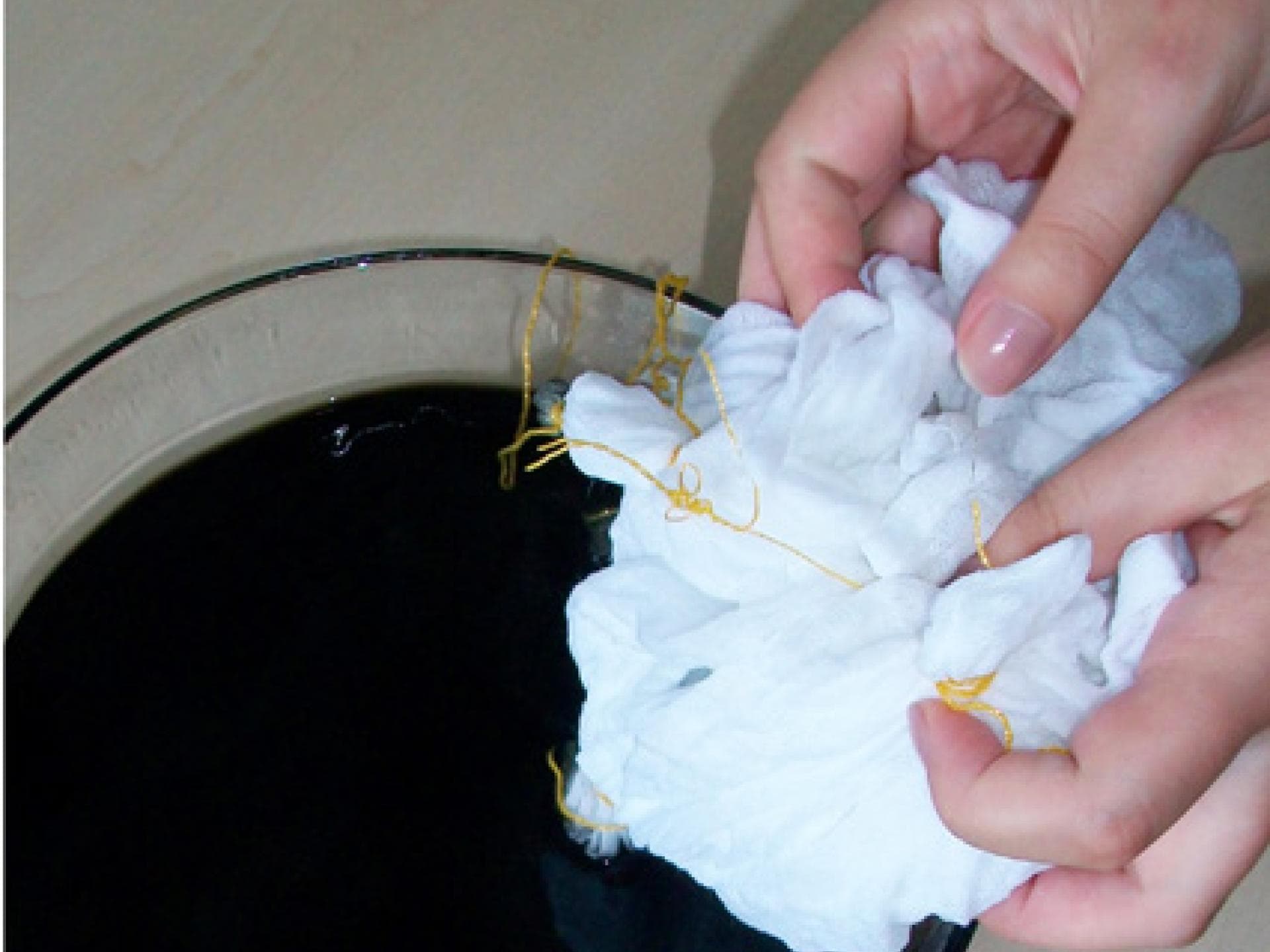 Batikschal: Tuch eintauchen