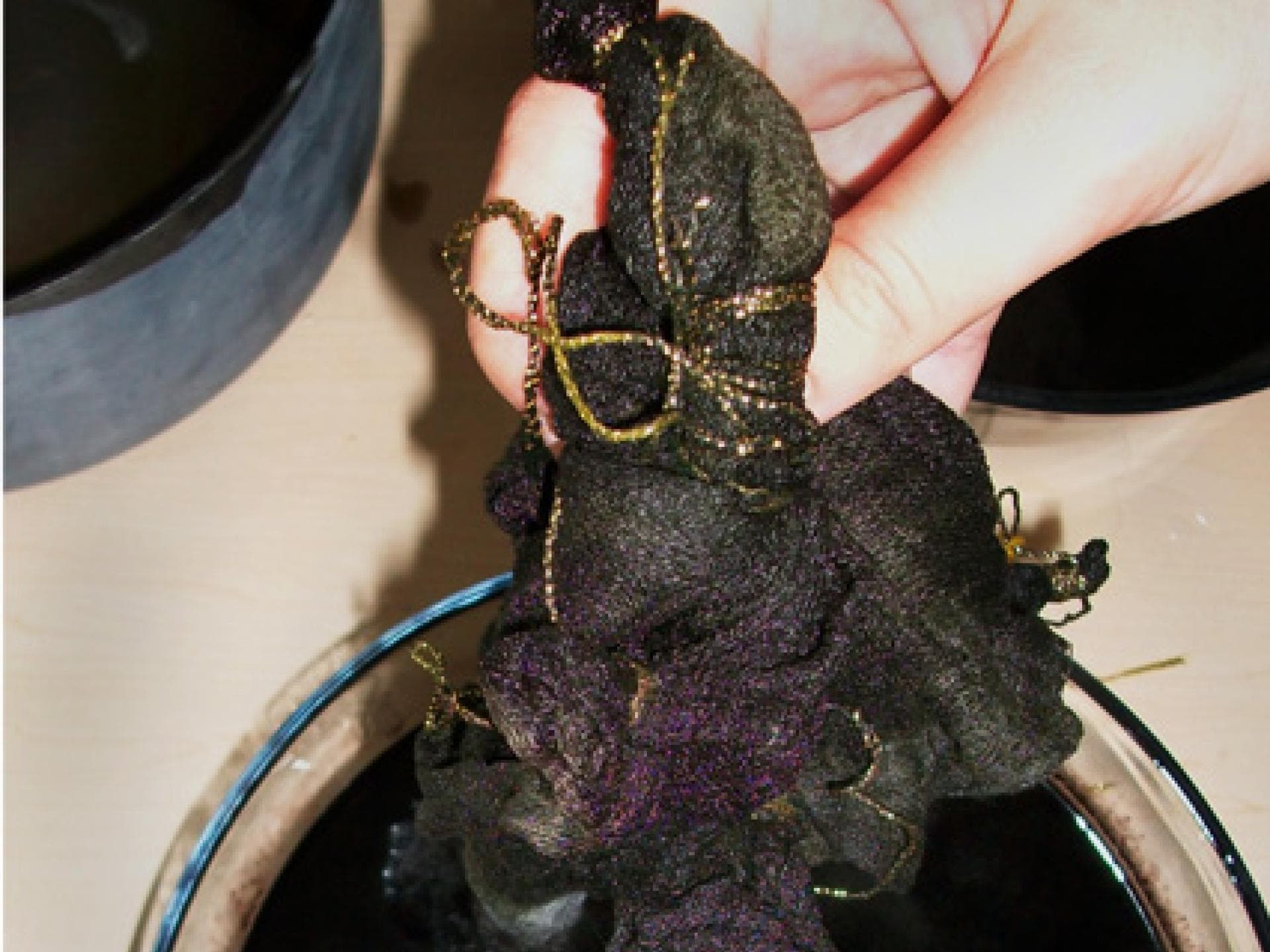 Batikschal: Farbe einwirken lassen