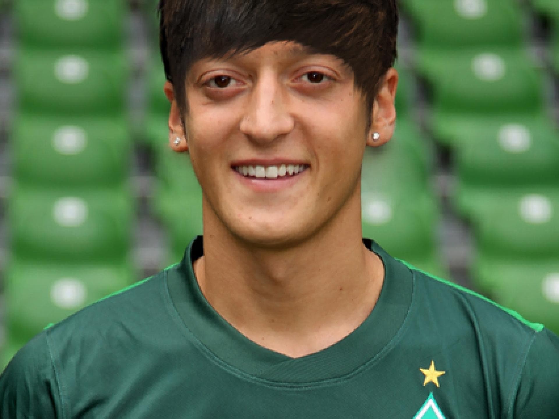 Mesut Özil mit Bieber-Frisur