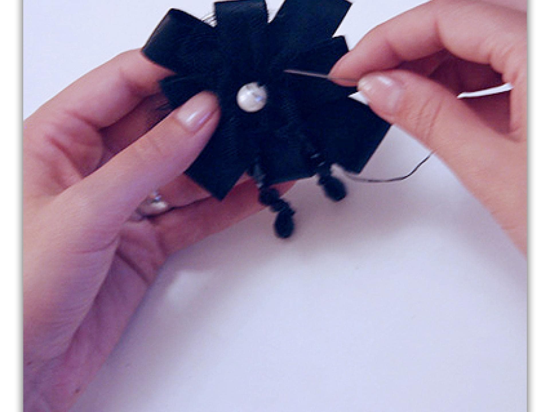 Bohème-Kette: Perle annähen