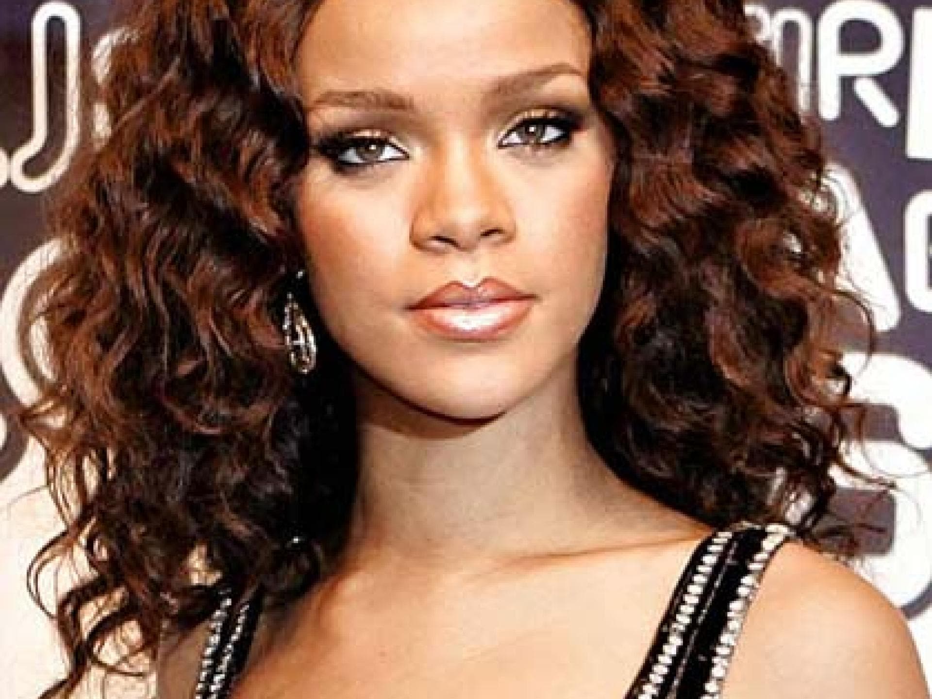 Rihanna-Frisur: rote Lockenmähne Rihanna-Frisur: rote Lockenmähne