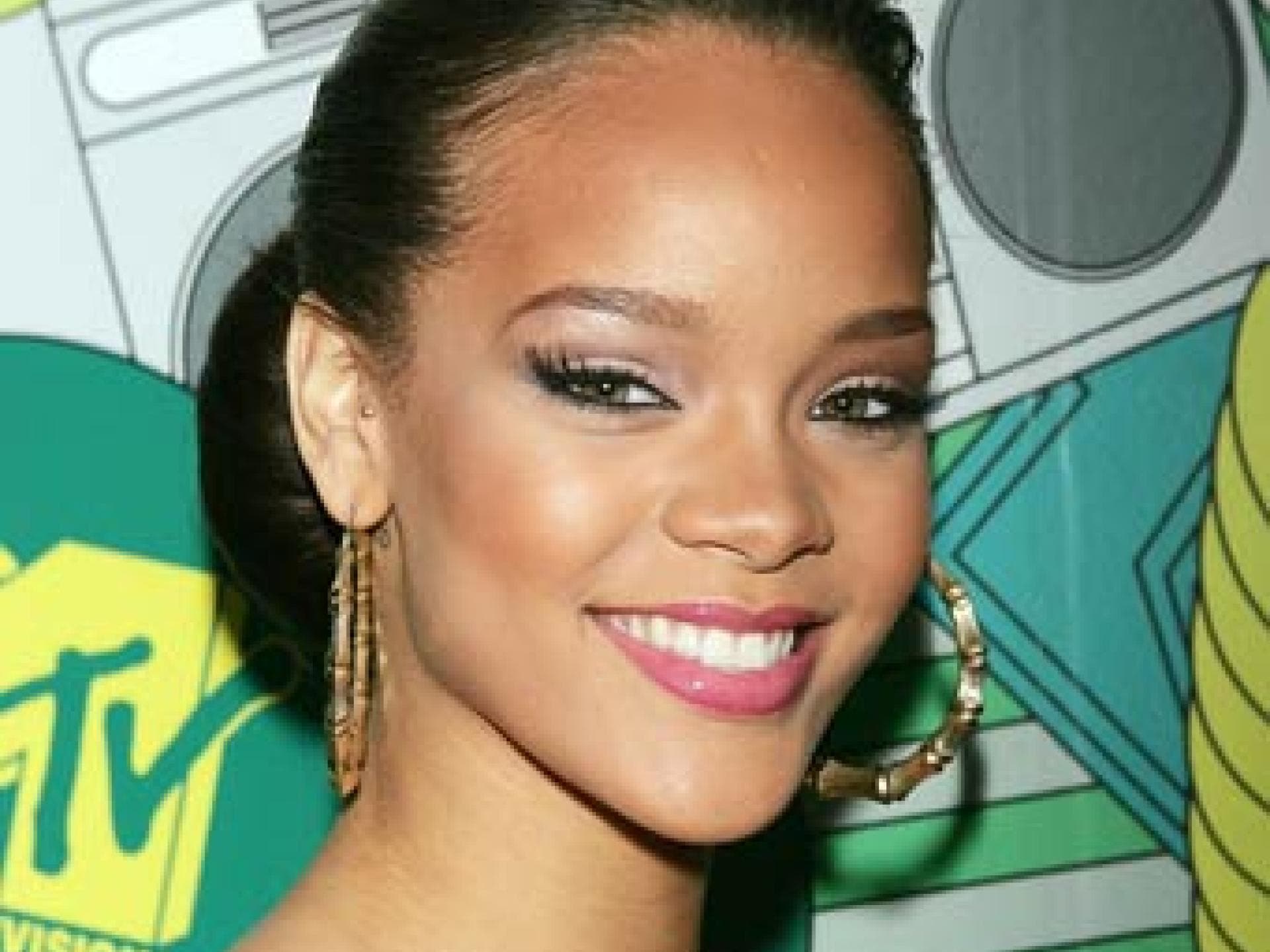 Rihanna-Frisur mit Dutt