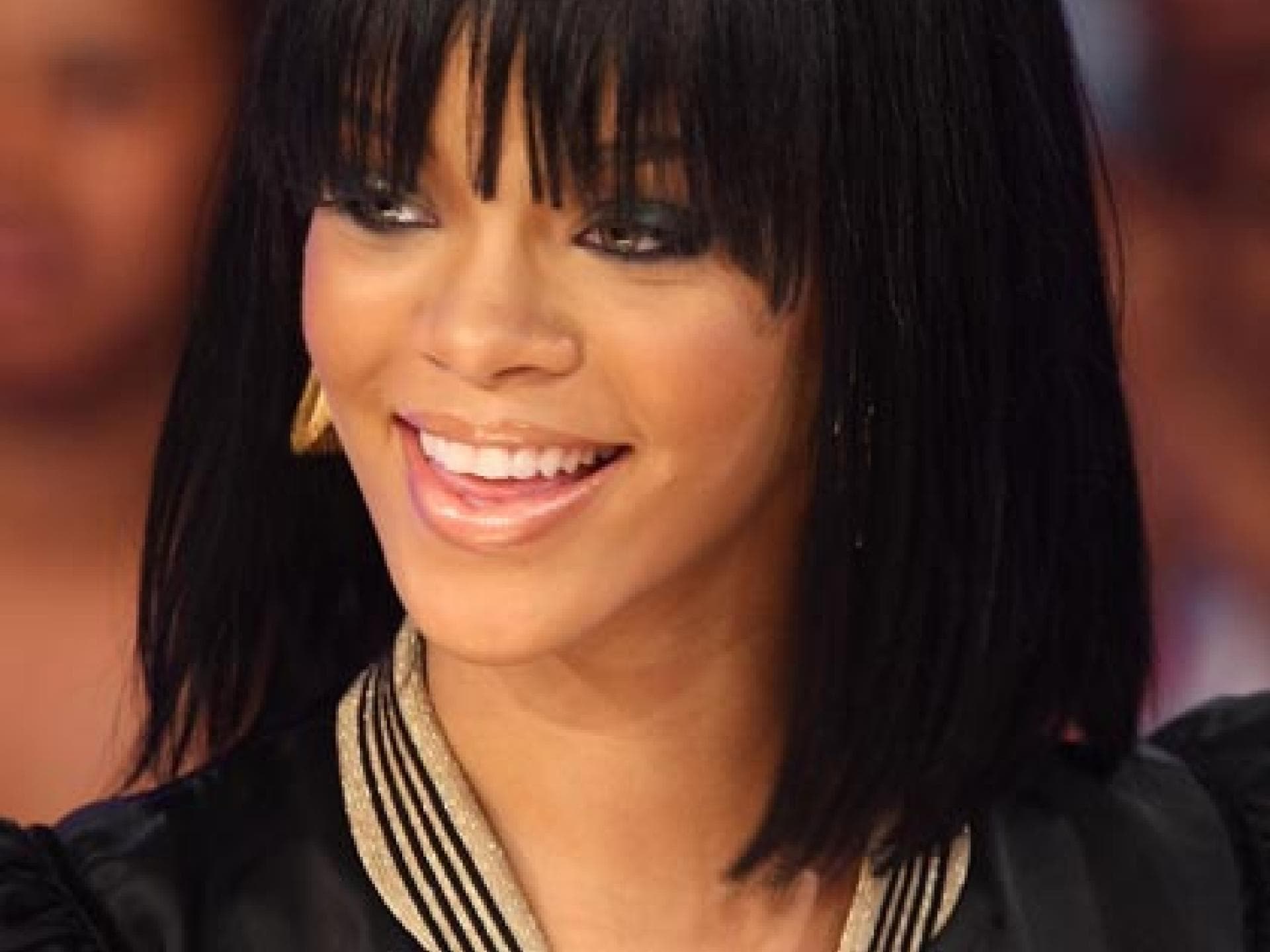 Rihanna-Frisur: mittellang & Pony