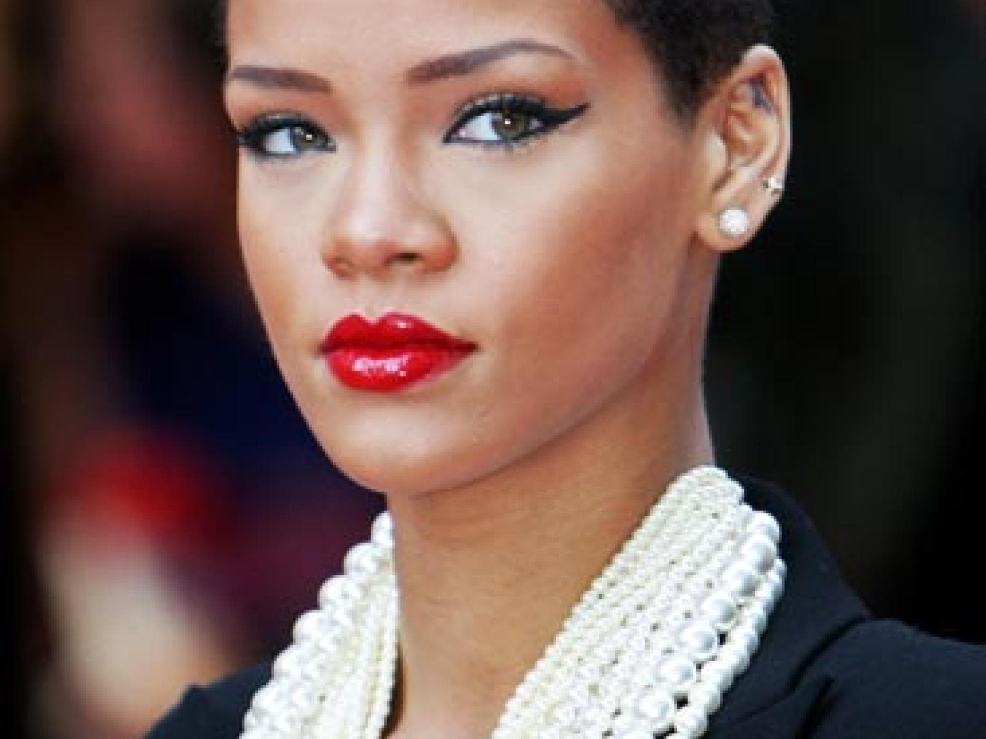 Rihanna-Frisur mit Tolle Rihanna-Frisur mit Tolle
