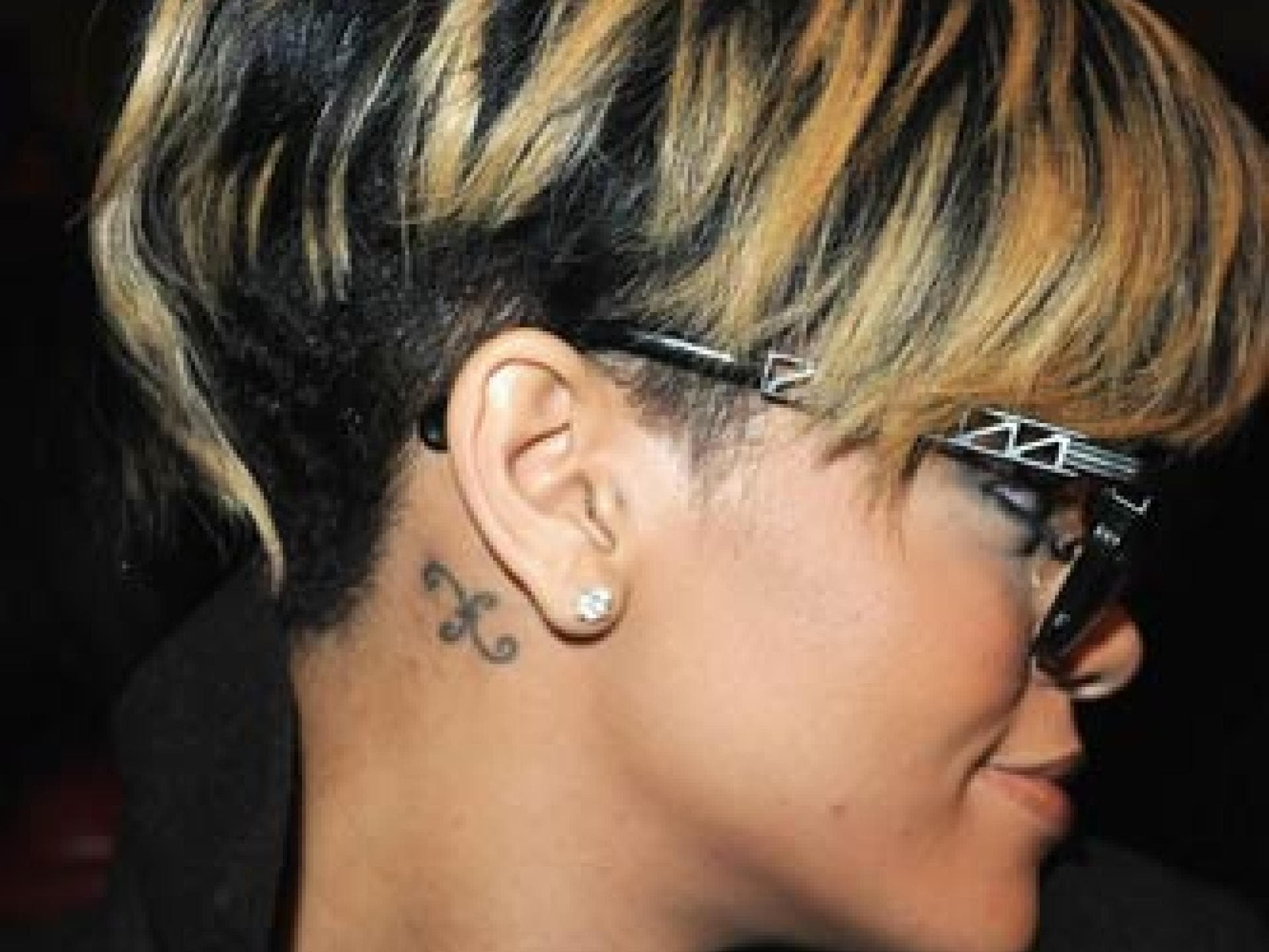 Rihanna-Frisur mit krassen Strähnchen