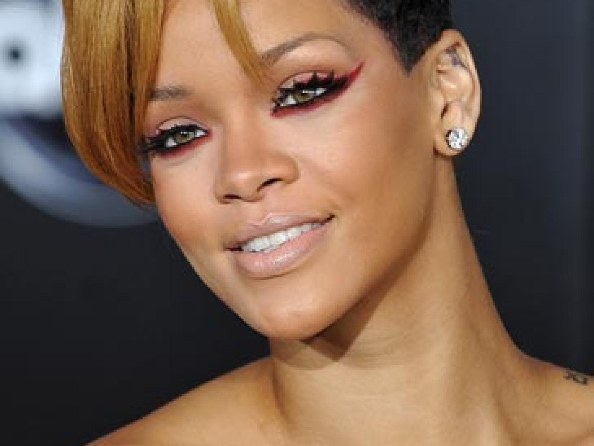 Rihanna-Frisur: hinten kurz & vorne lang Rihanna-Frisur: hinten kurz & vorne lang