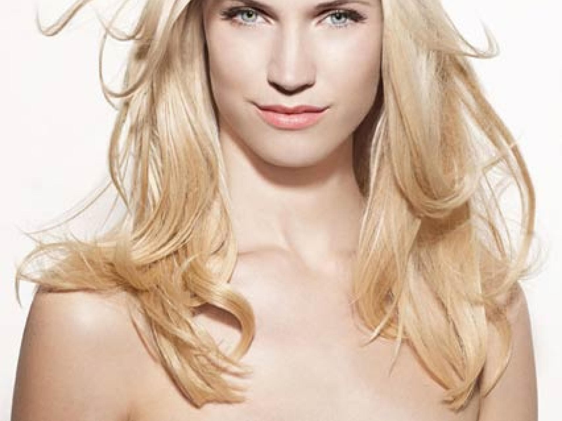 Natürliche Langhaarfrisur in Blond