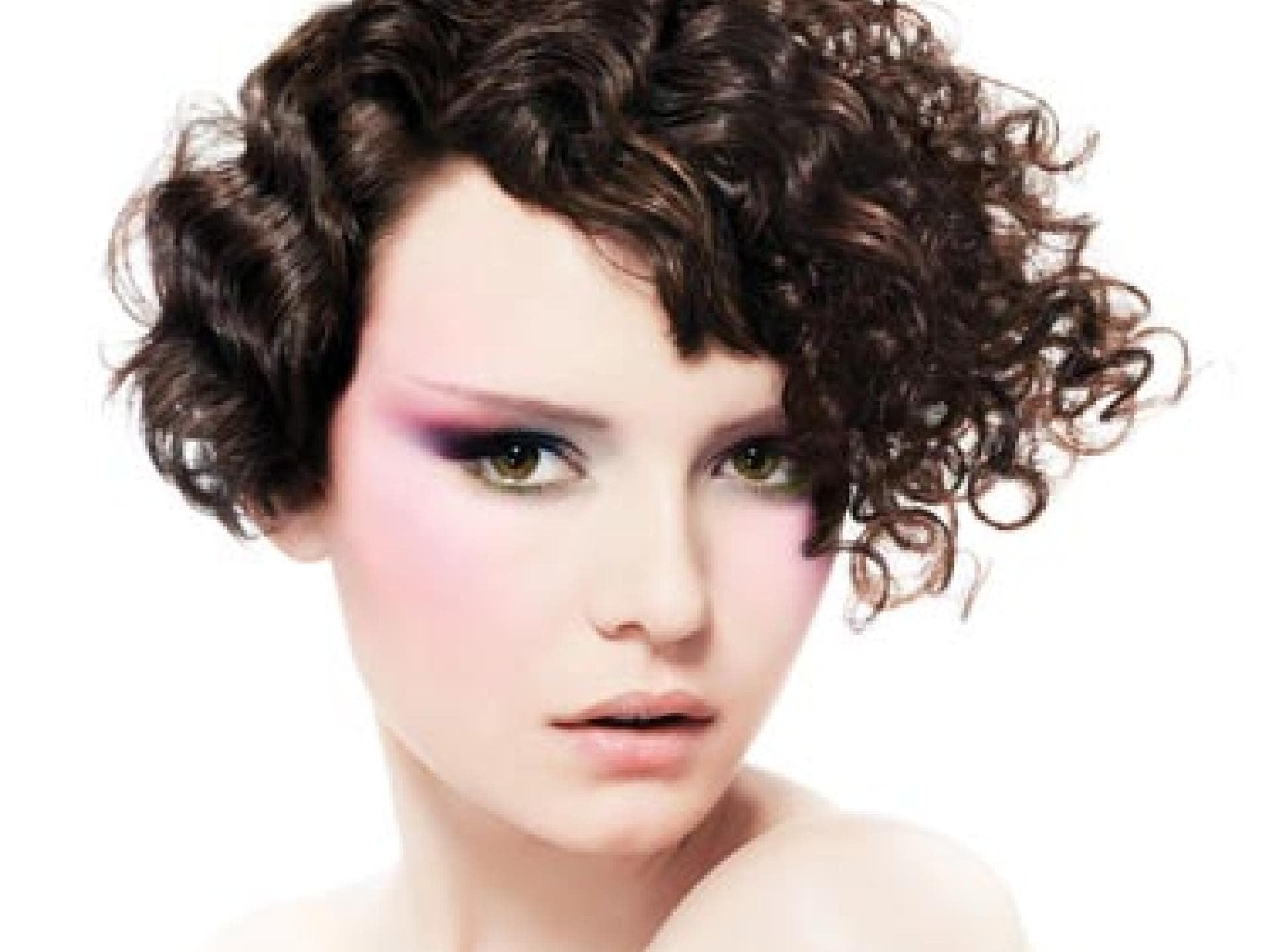 Asymmetrischer Schnitt mit Locken Asymmetrischer Schnitt mit Locken