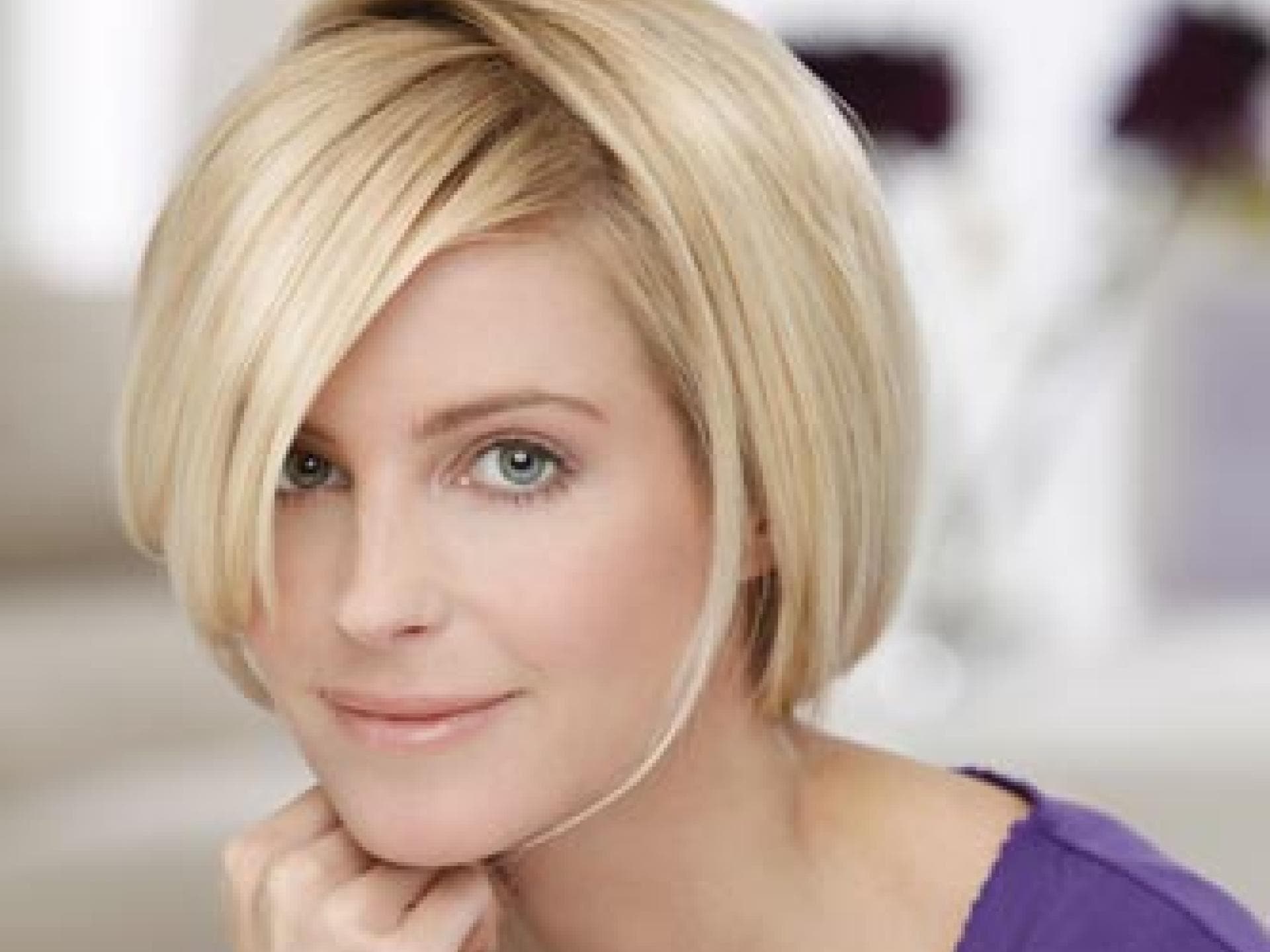 Blonder Bob mit Zickzack-Scheitel