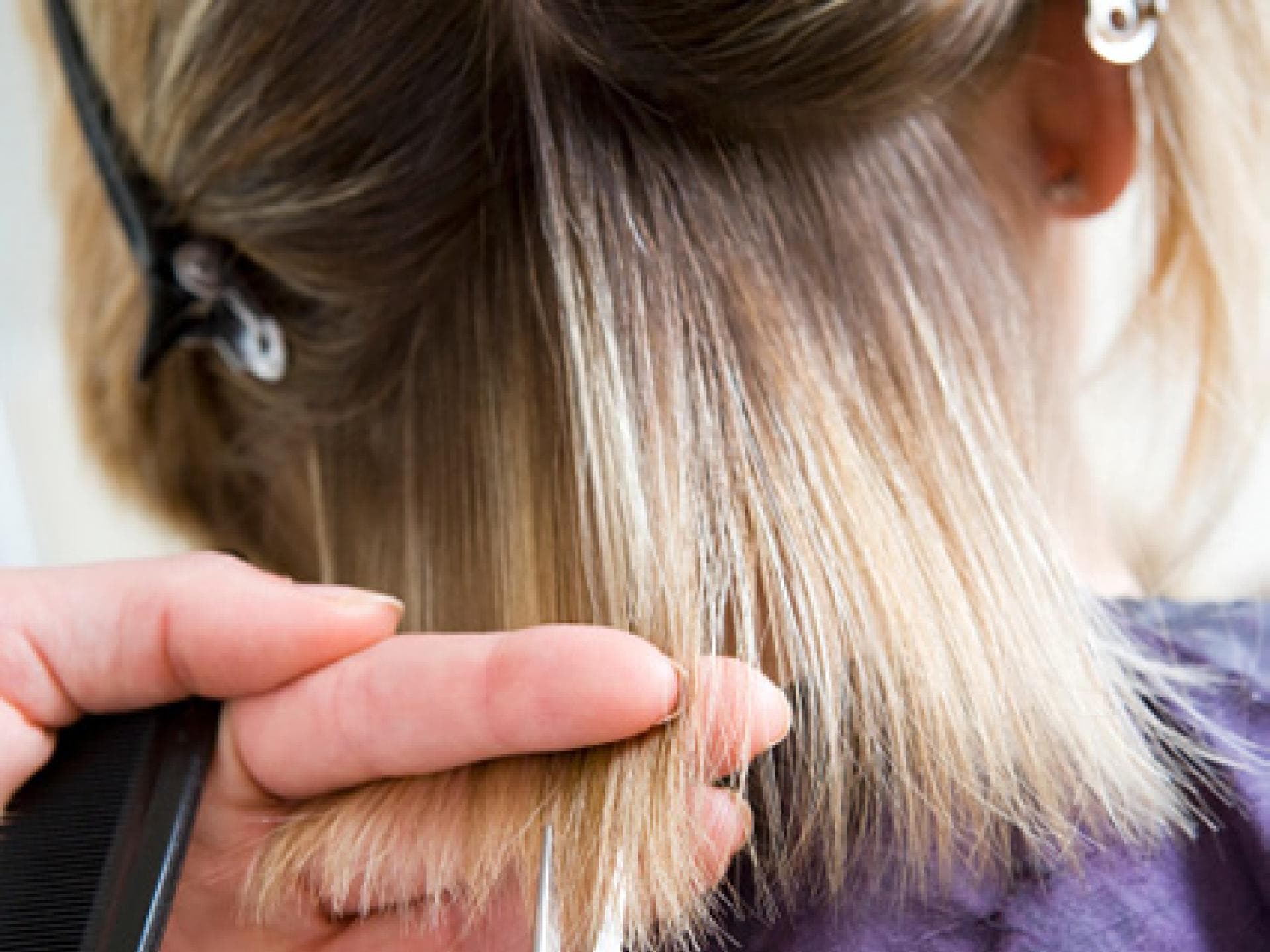 Regelmäßig Haarspitzen schneiden