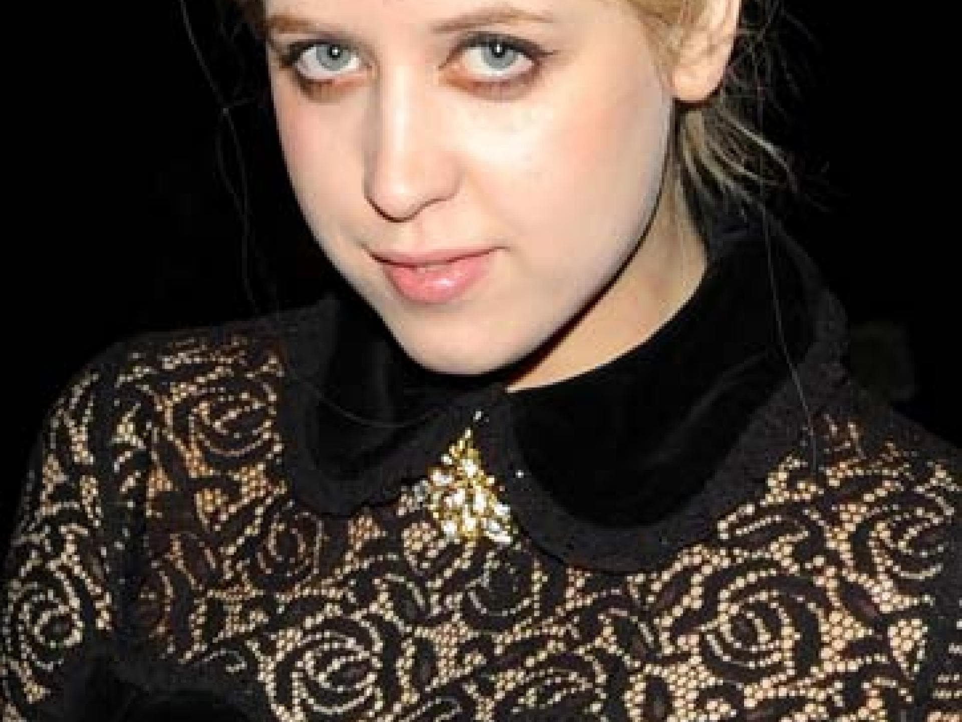 Peaches Geldof mit eingeflochtenen Tüchern Peaches Geldof mit eingeflochtenen Tüchern