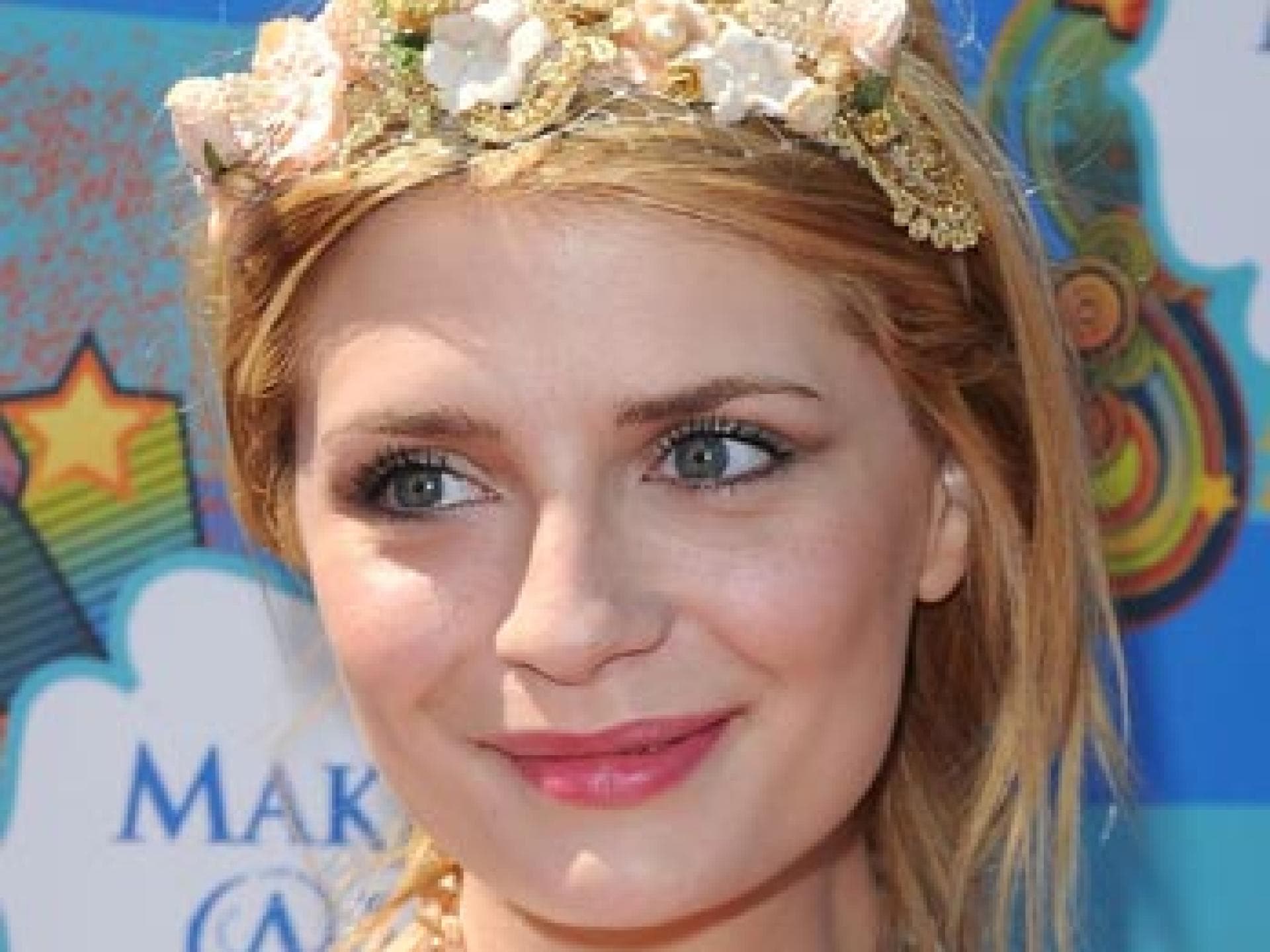 Mischa Barton mit Blümchen-Haarreif Mischa Barton mit Blümchen-Haarreif